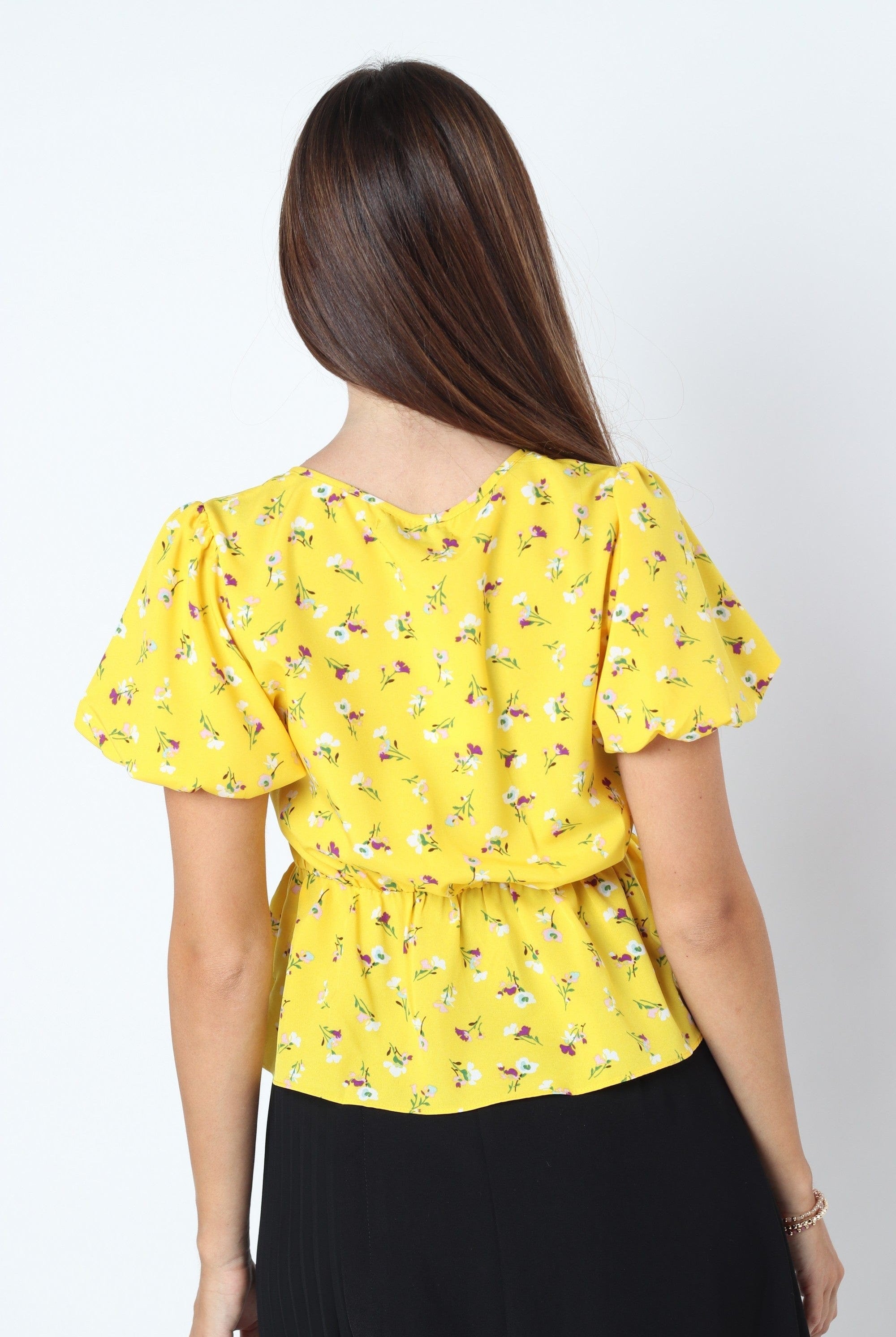 كيتشن بلوزة قصيرة الأكمام موردة بفتحة V