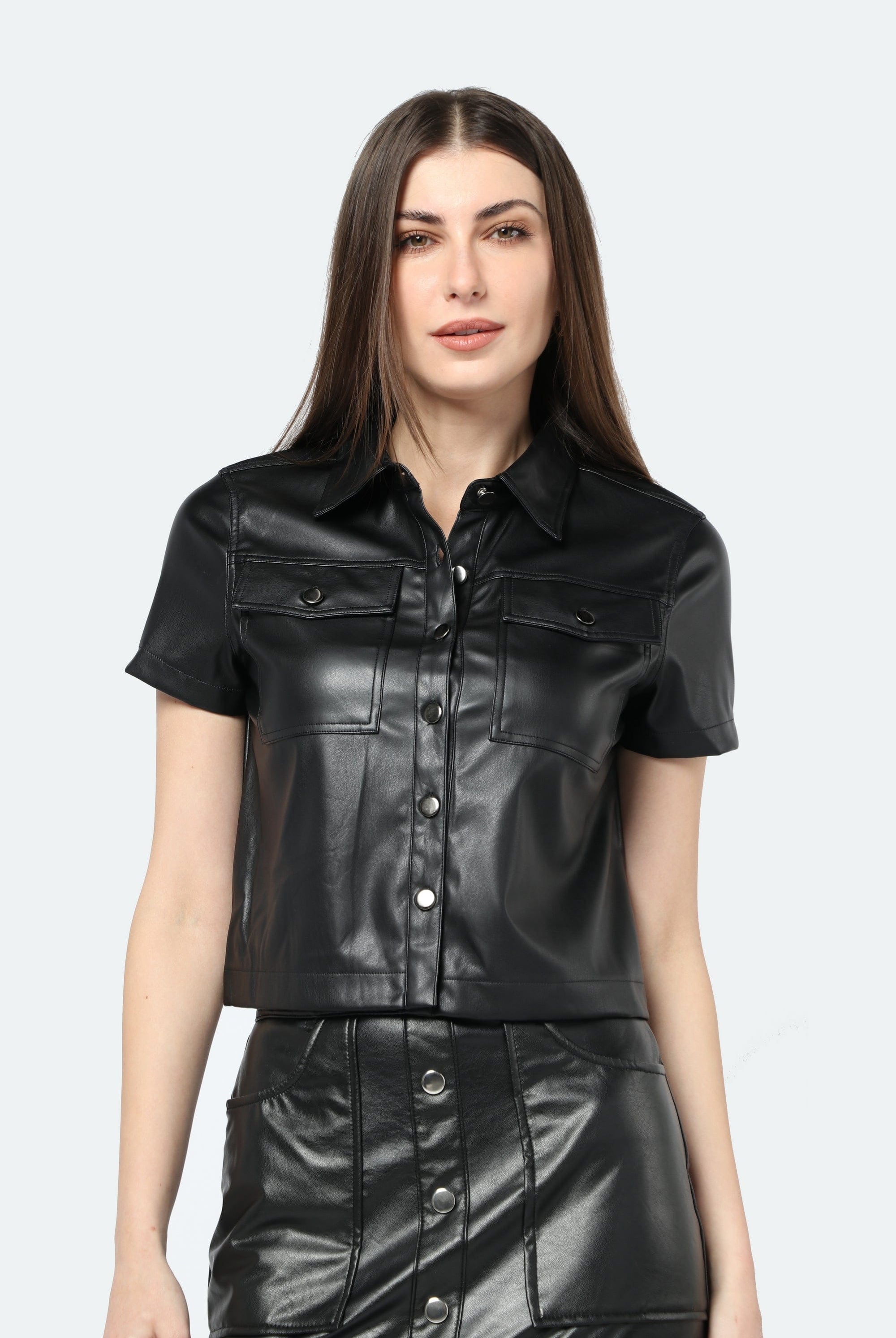 كيتشن بلوزة قصيرة جلد بجيوب أمامية نص كم نسائي أسود