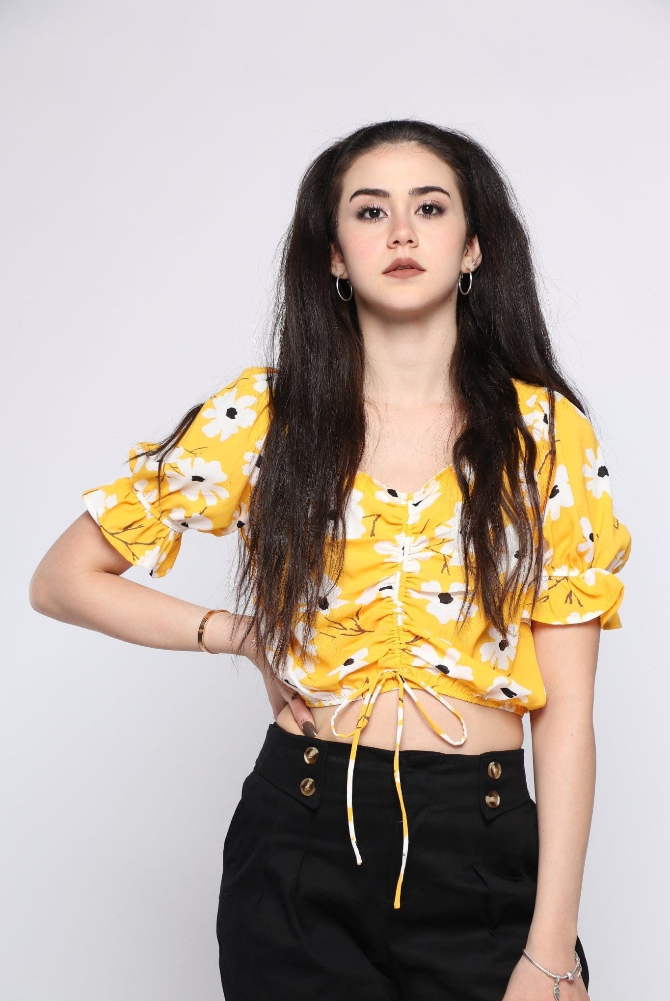 كيتشن بلوزة قصيرة الأكمام موردة واسعة برباط أصفر