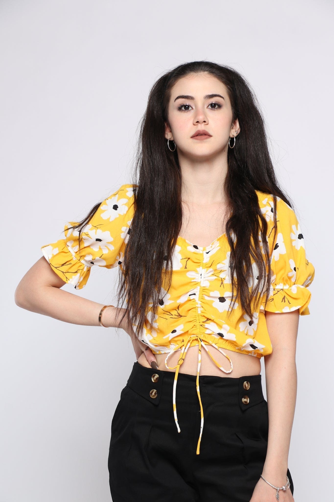 كيتشن بلوزة قصيرة الأكمام موردة واسعة برباط أصفر