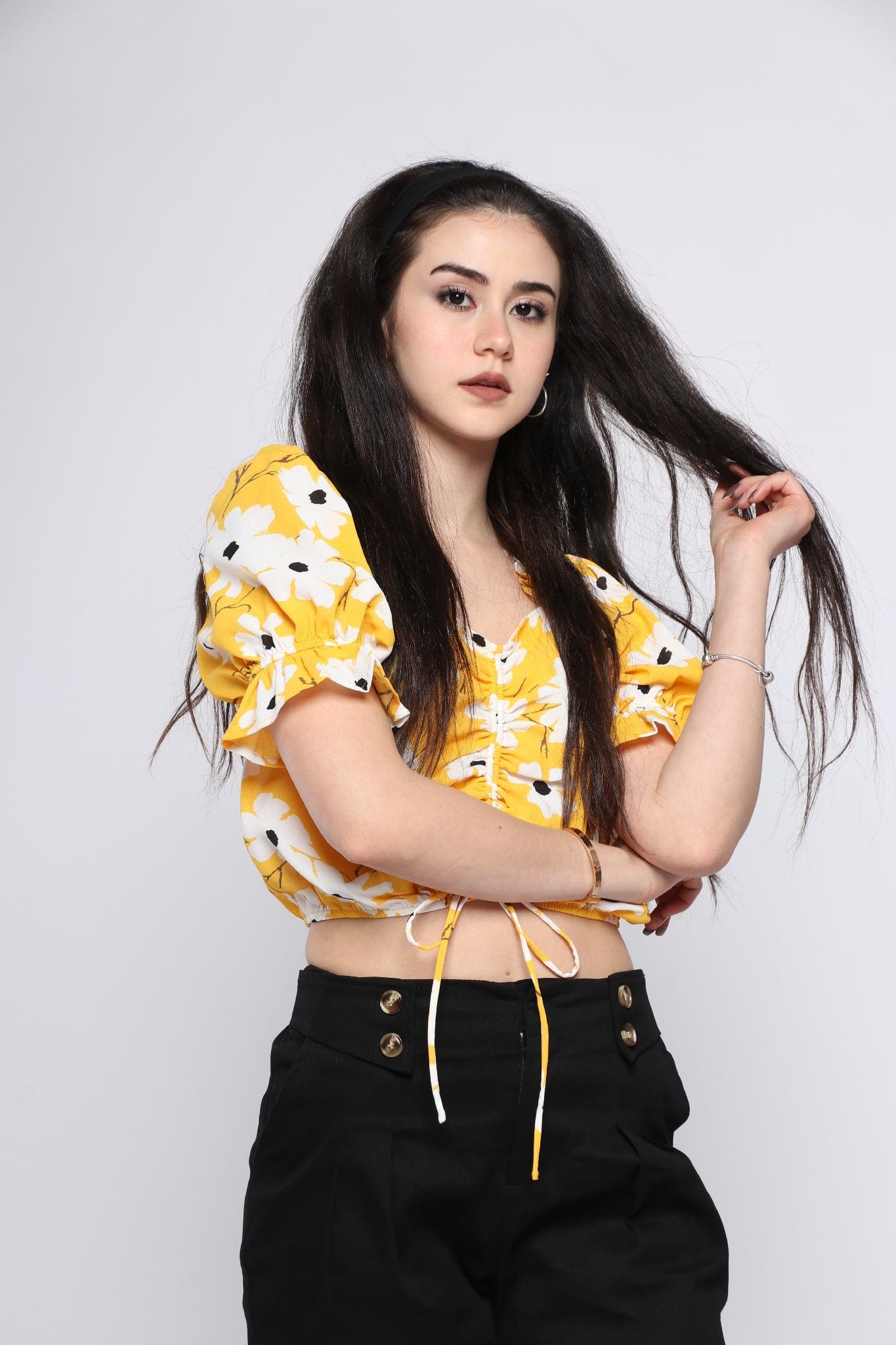 كيتشن بلوزة قصيرة الأكمام موردة واسعة برباط أصفر