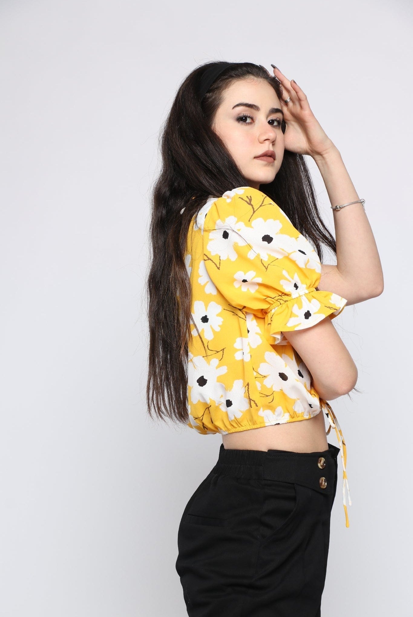 كيتشن بلوزة قصيرة الأكمام موردة واسعة برباط أصفر