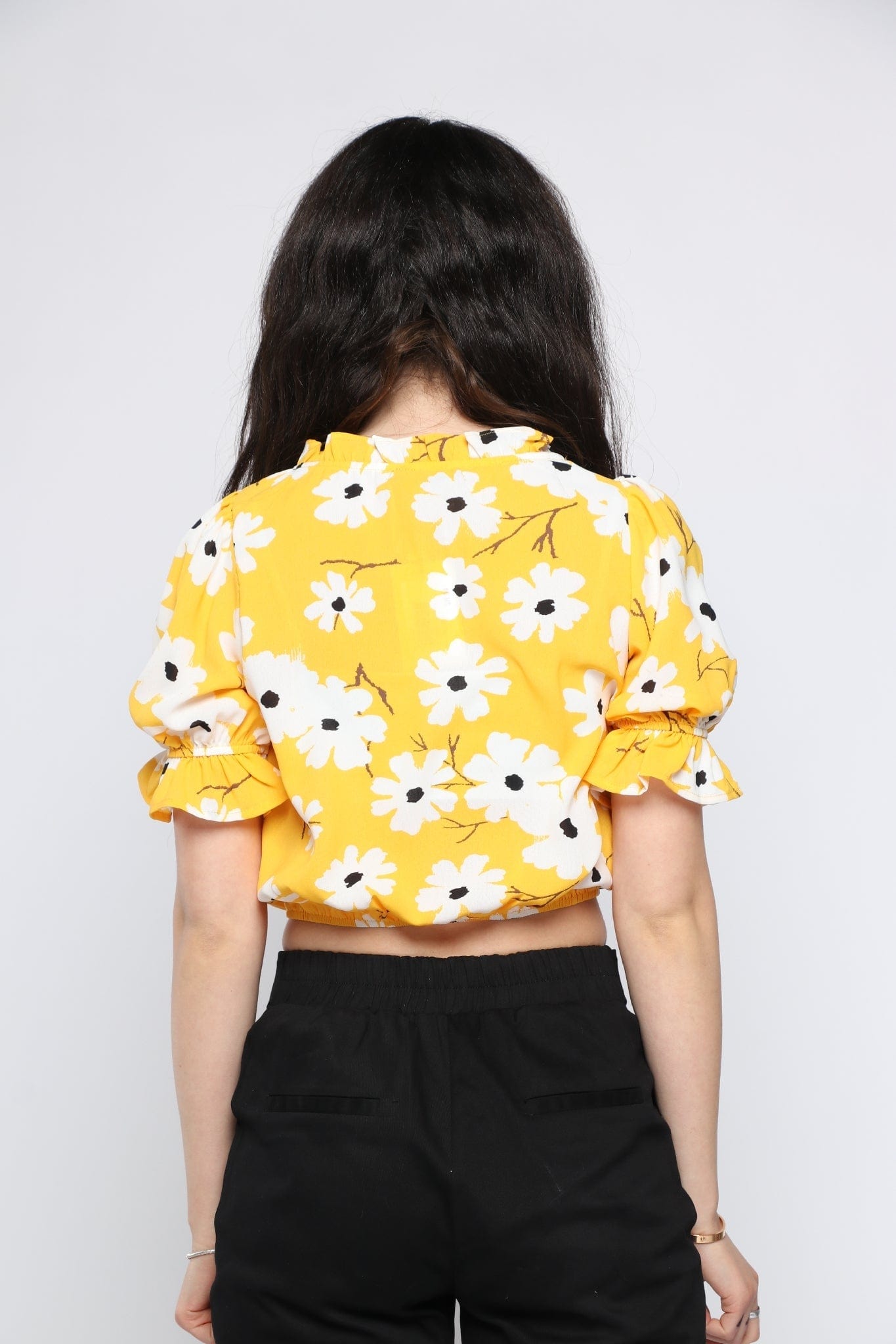 كيتشن بلوزة قصيرة الأكمام موردة واسعة برباط أصفر