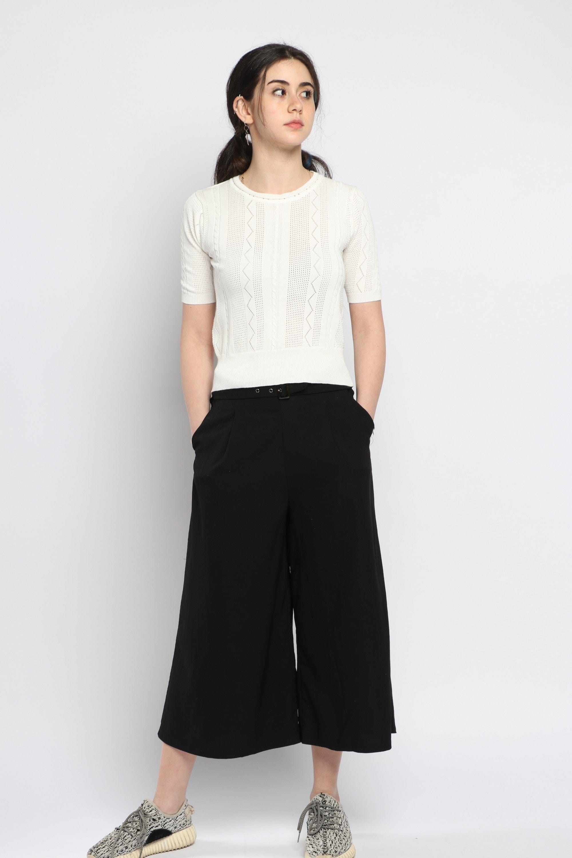 كيتشن بلوزة قصيرة الأكمام سادة مخرمة بأشكال