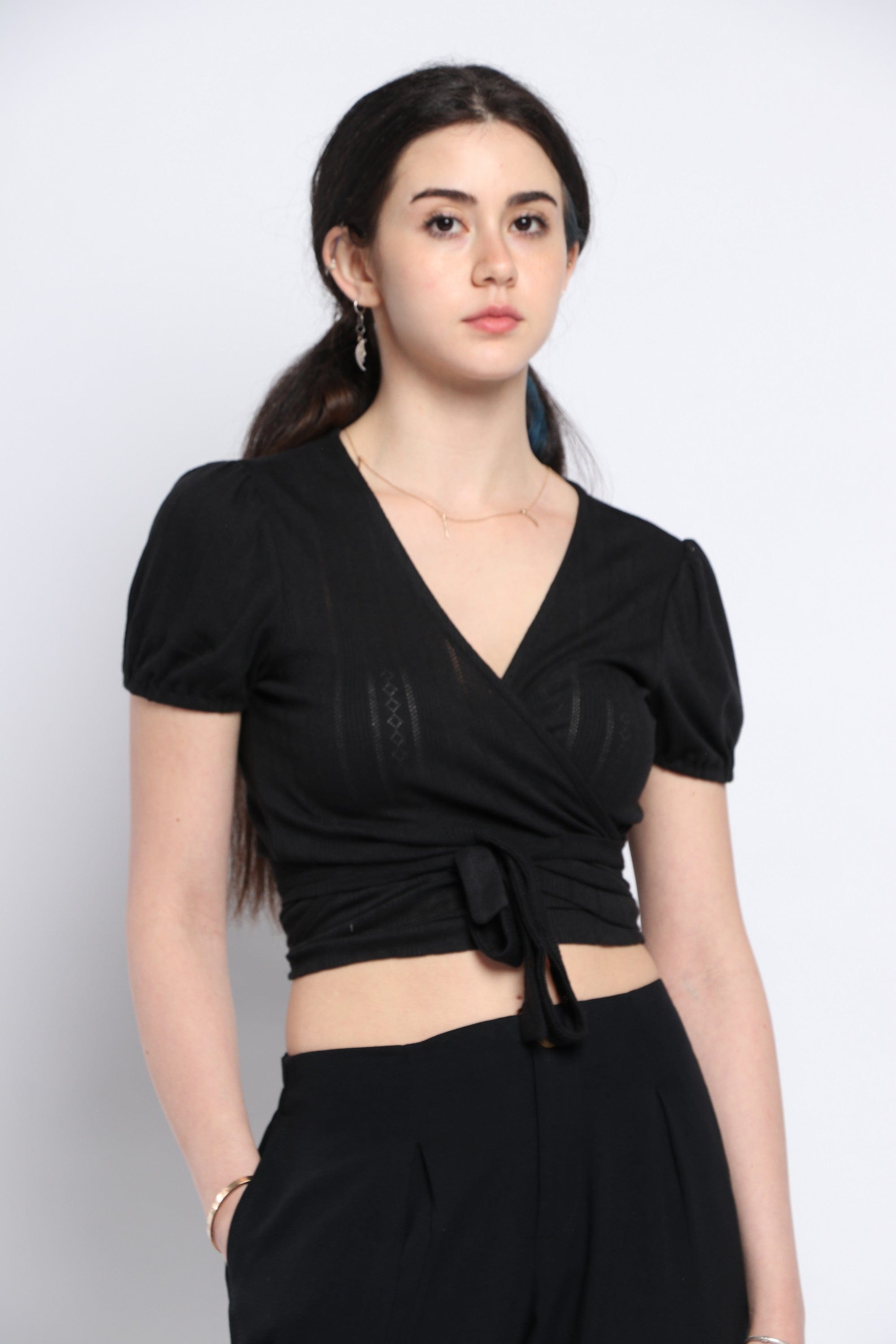 كيتشن بلوزة قصيرة الأكمام سادة برباط أمامي وفتحة V