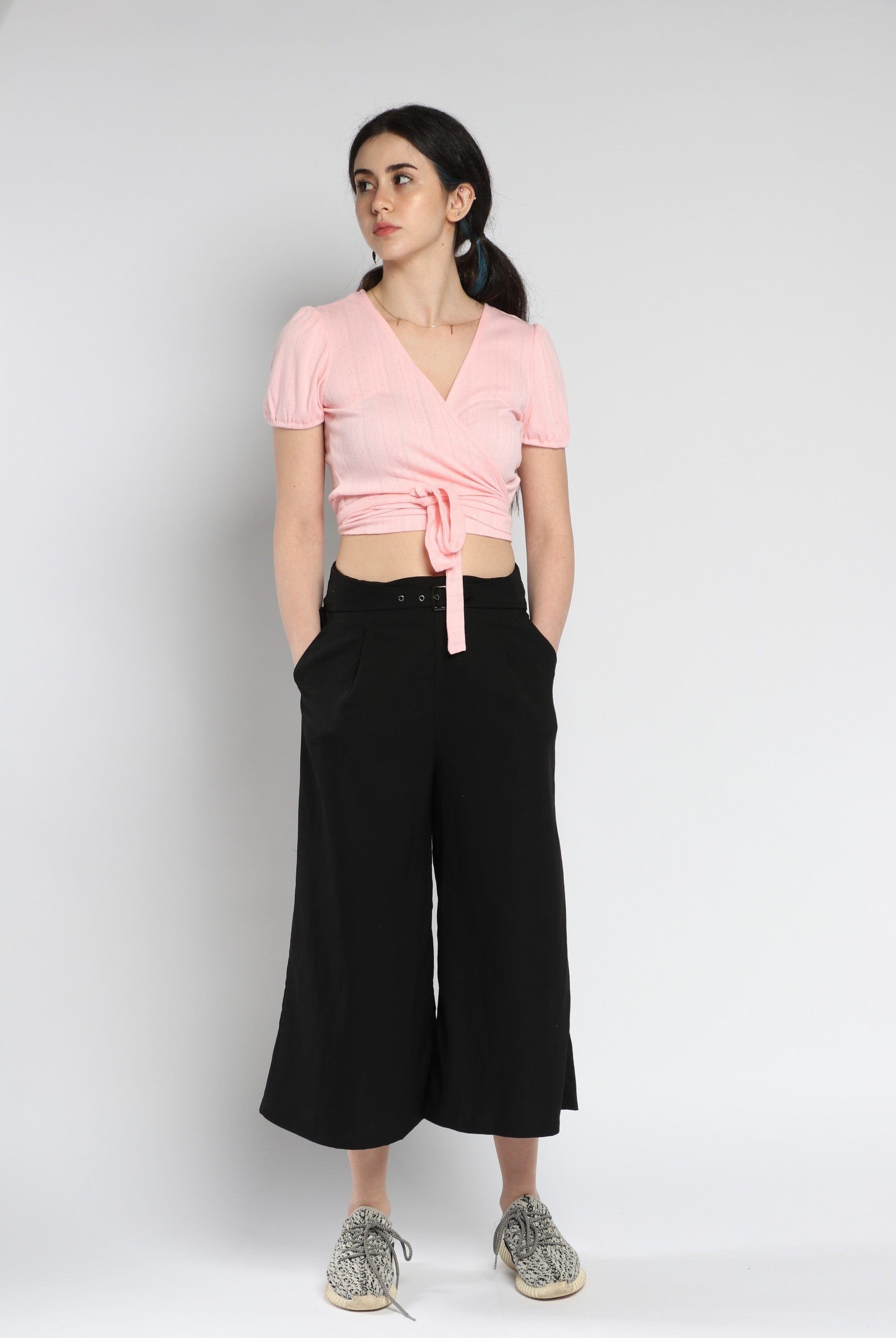 كيتشن بلوزة قصيرة الأكمام سادة برباط أمامي وفتحة V