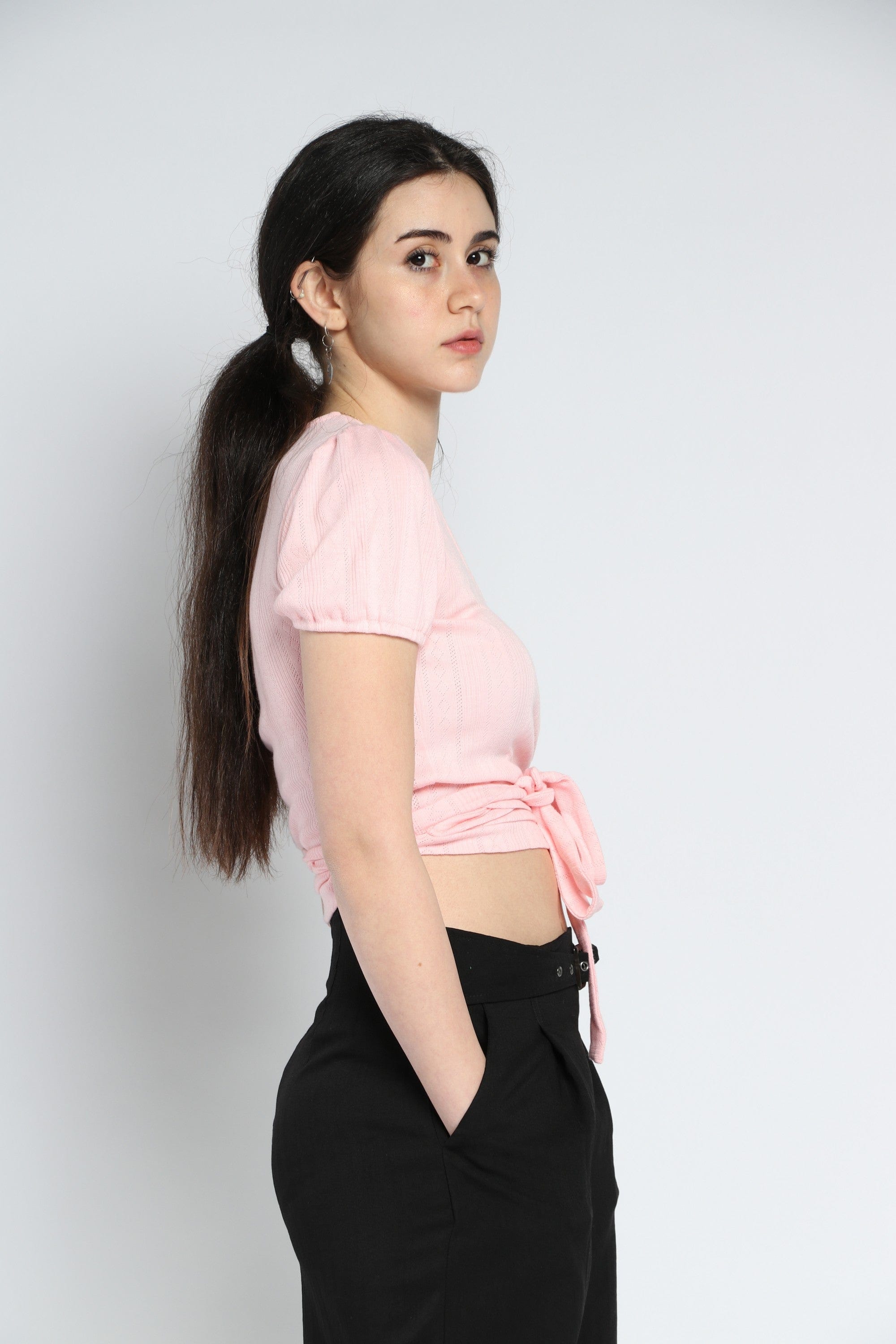 كيتشن بلوزة قصيرة الأكمام سادة برباط أمامي وفتحة V