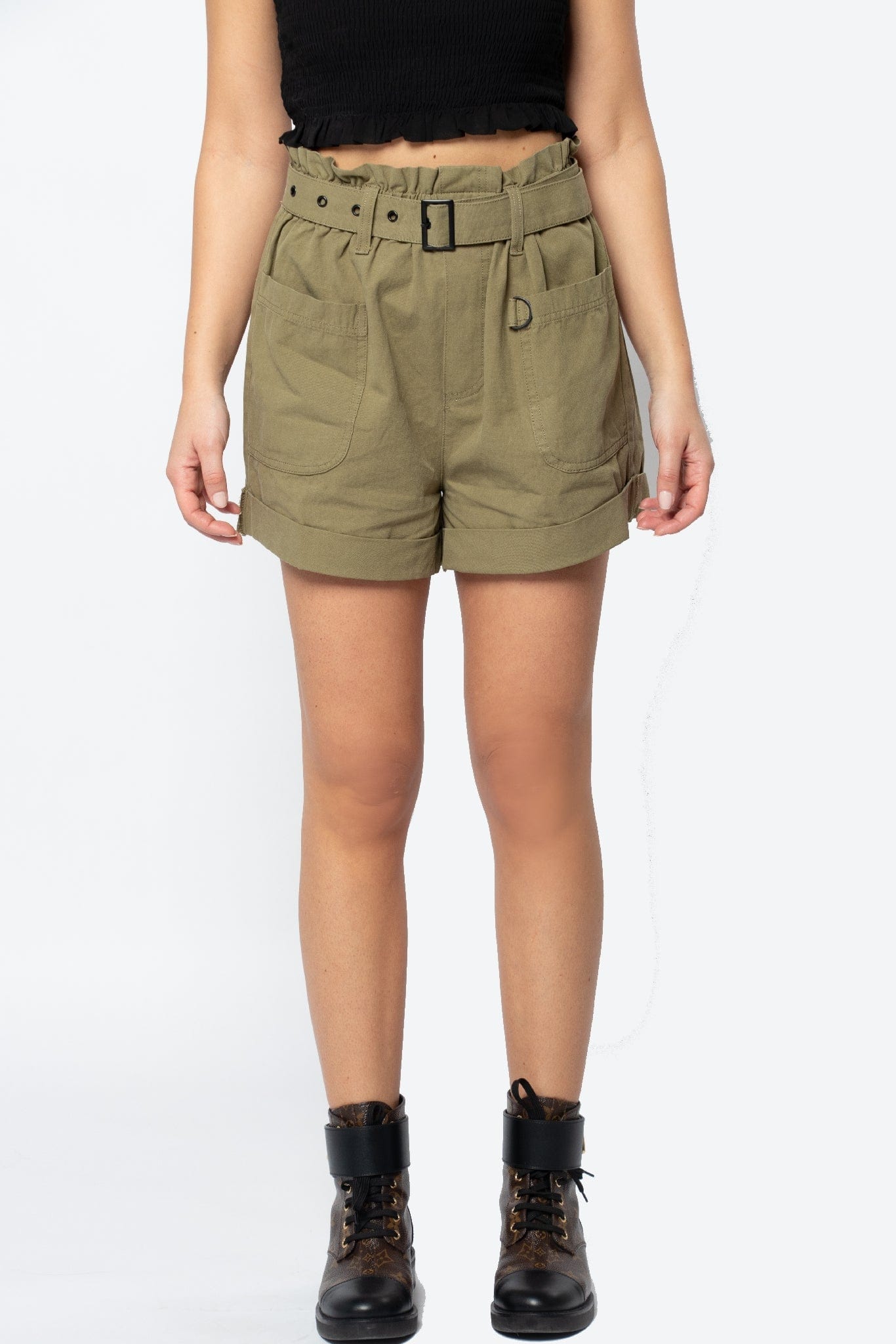 كيتشن شورت بجيوب أمامية وحزام على الخصر