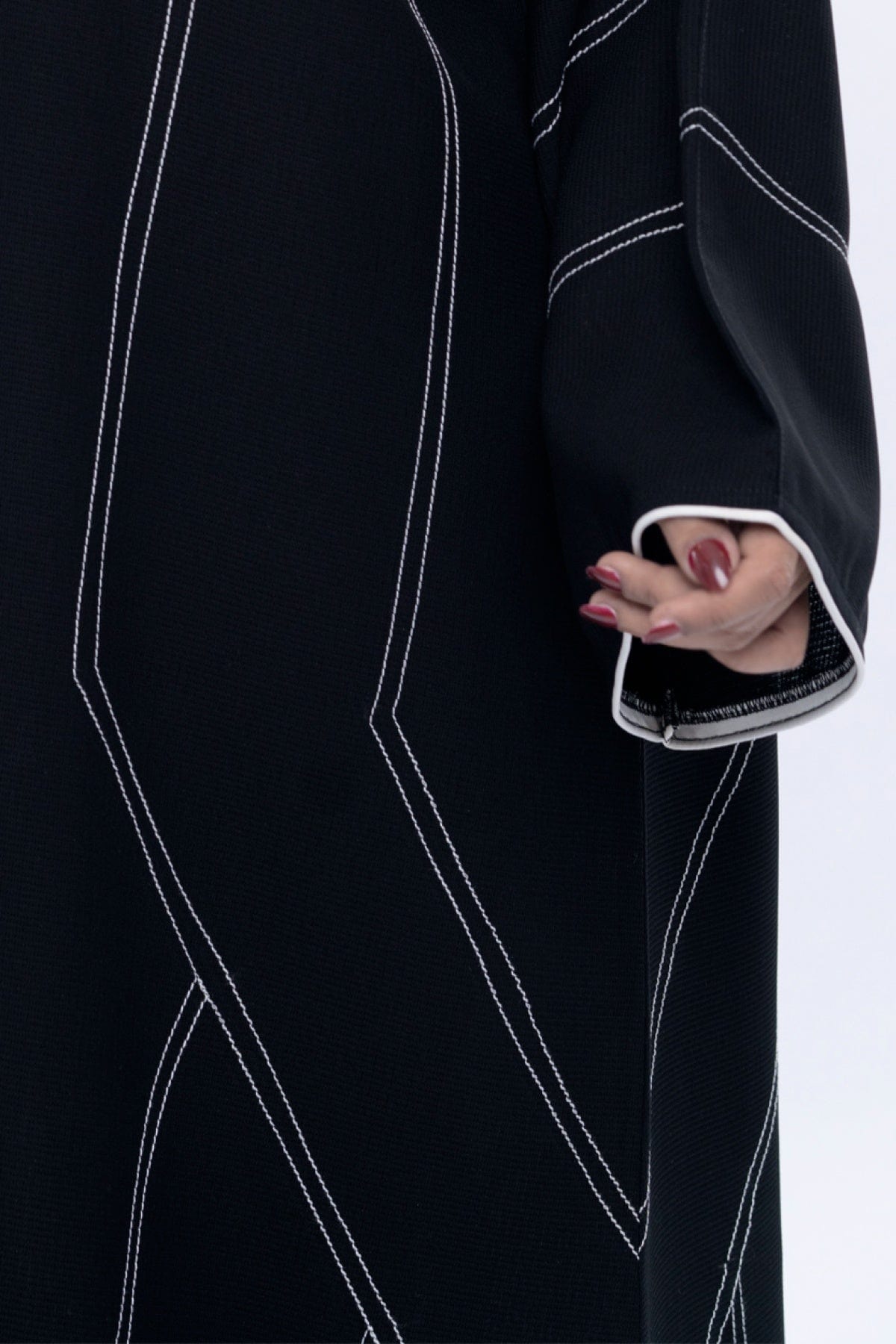 جوهرة عباية كتان سوداء كلاسيك مخططة بطريز بالطول كم طويل أسود