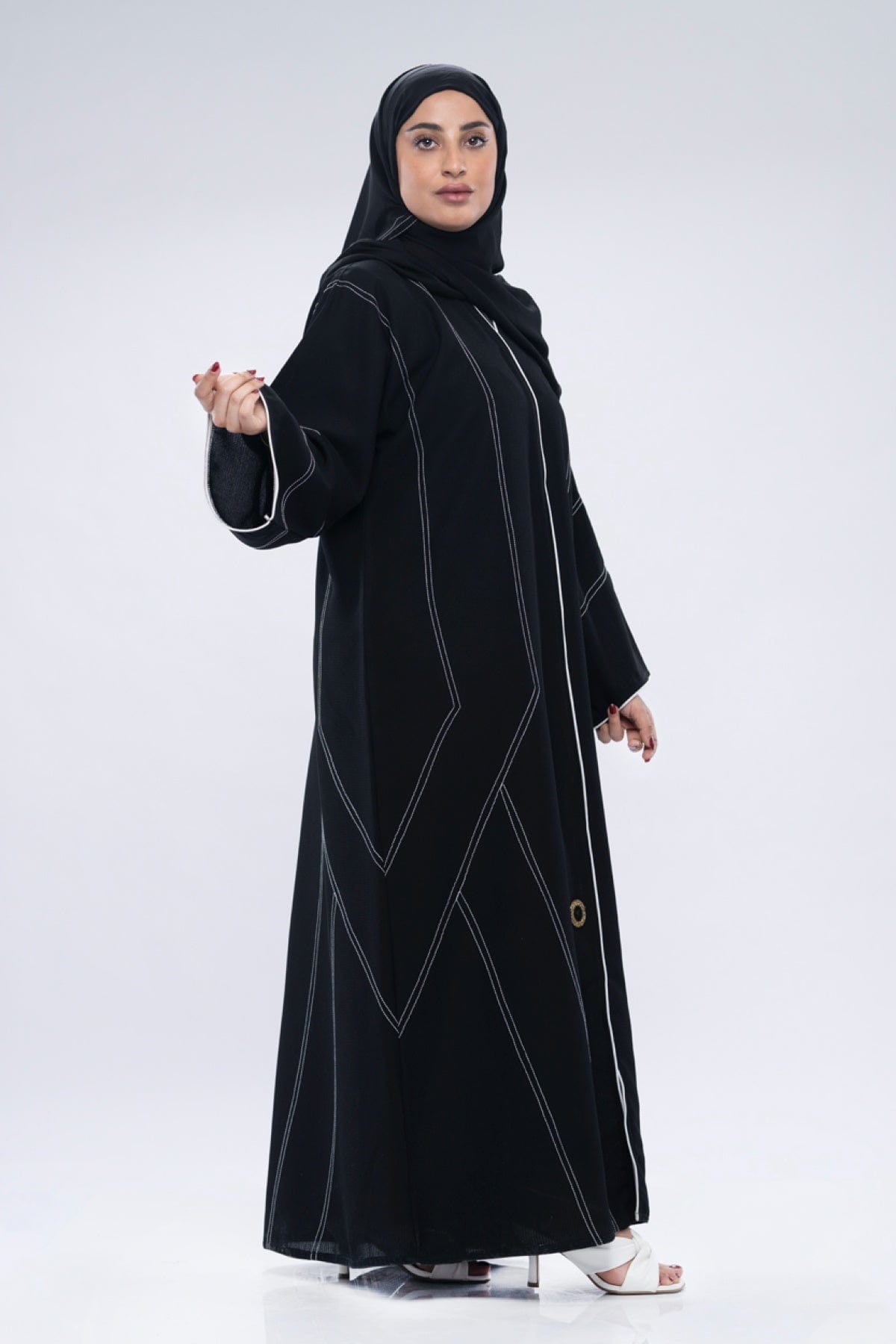 جوهرة عباية كتان سوداء كلاسيك مخططة بطريز بالطول كم طويل أسود