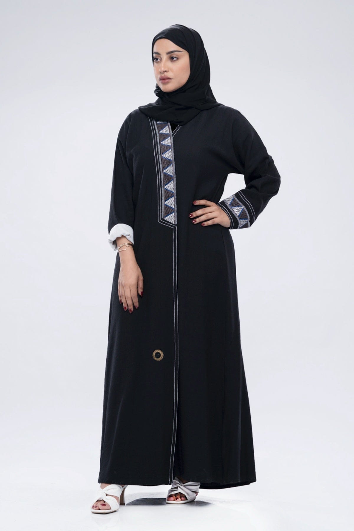 جوهرة عباية كتان موديل كلاسيك بتطريز على الصدر والكم وبطانة أسود