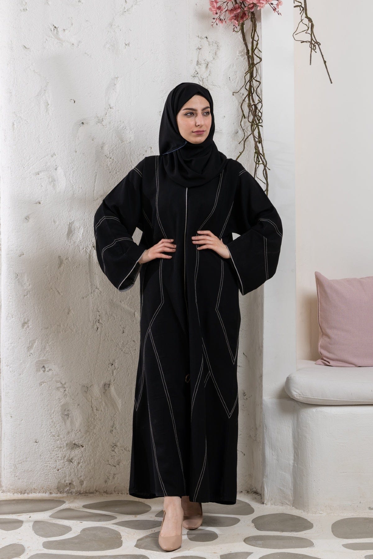 جوهرة عباية سوداء كتان كلاسيك بطريز خطوط طويلة كم طويل أسود