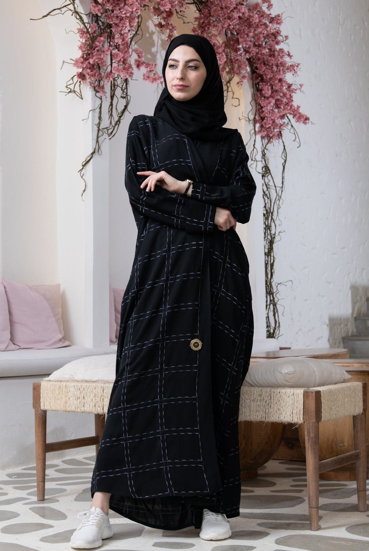 جوهرة عباية ملكي كلاسيكية مع تطريز أسود