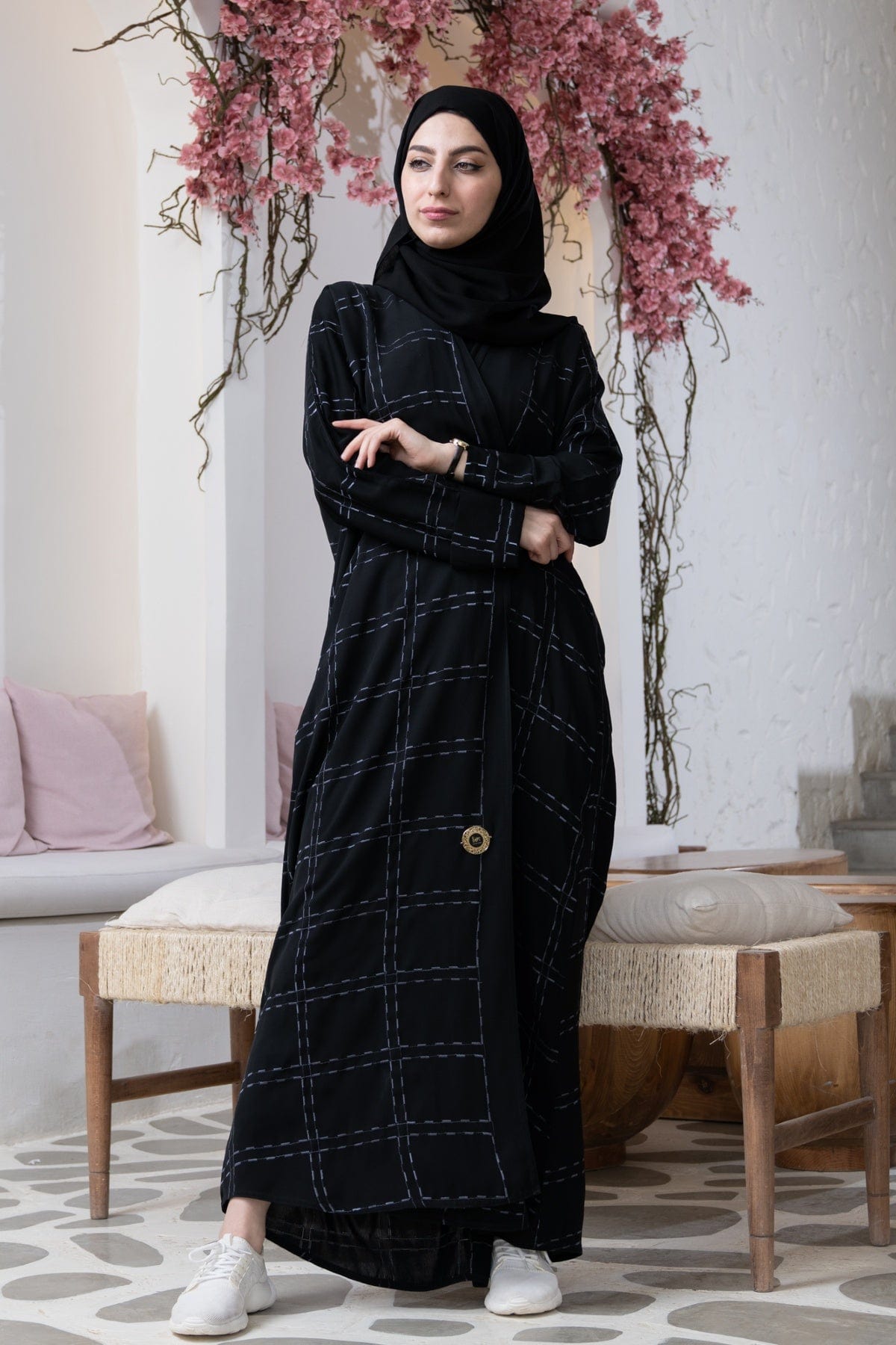 جوهرة عباية ملكي كلاسيكية مع تطريز أسود