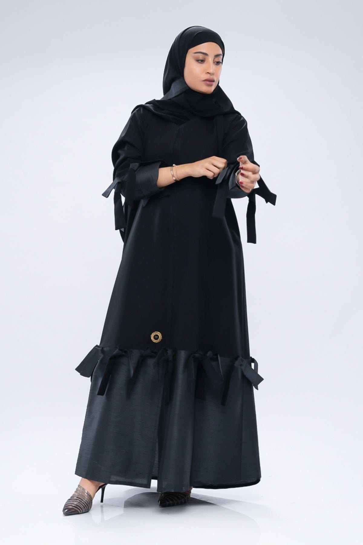 جوهرة عباية كريب كلاسيك مزخرفه بتدخيلات شانتون شرائط من الأسفل وعند الأكمام أسود