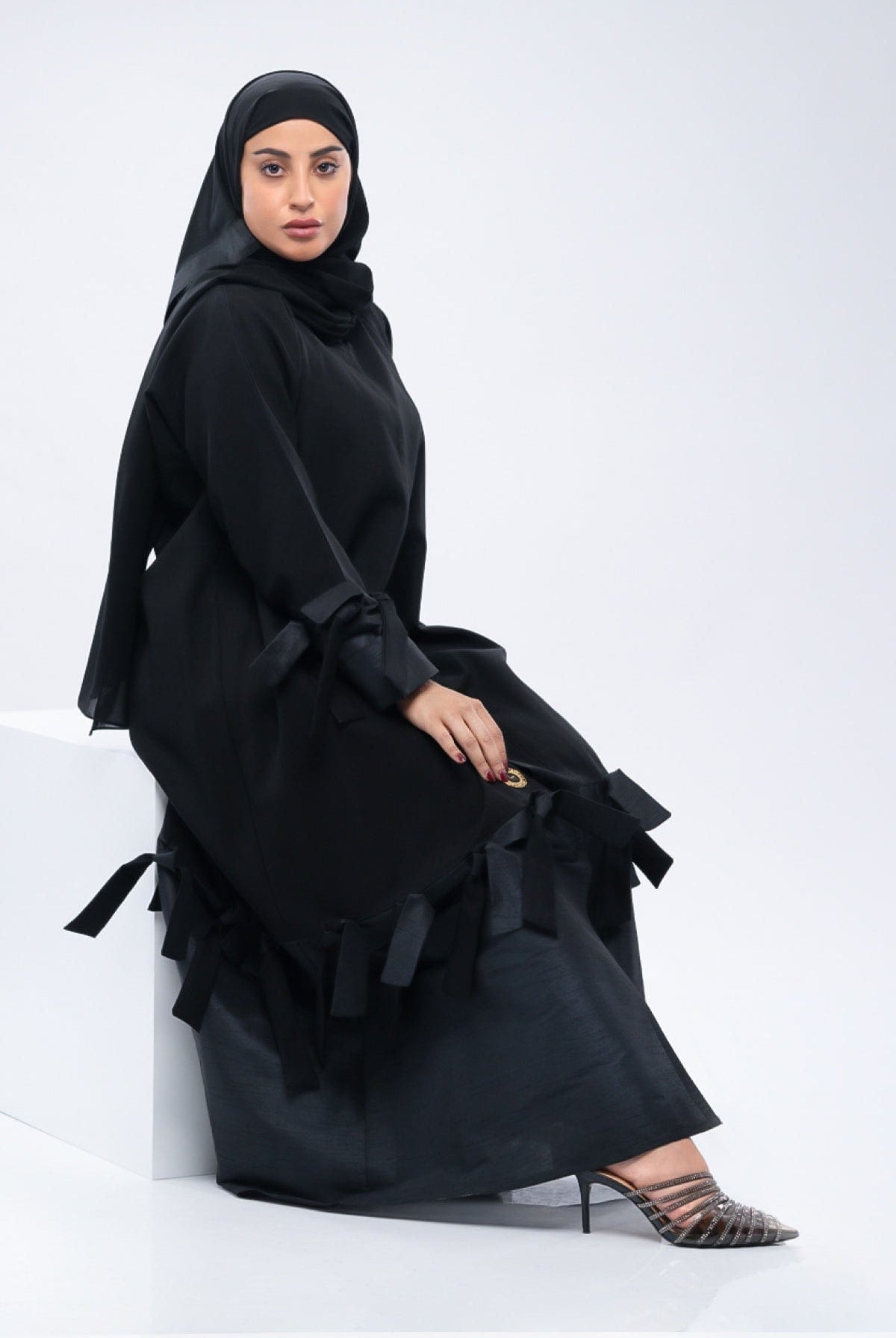 جوهرة عباية كريب كلاسيك مزخرفه بتدخيلات شانتون شرائط من الأسفل وعند الأكمام أسود