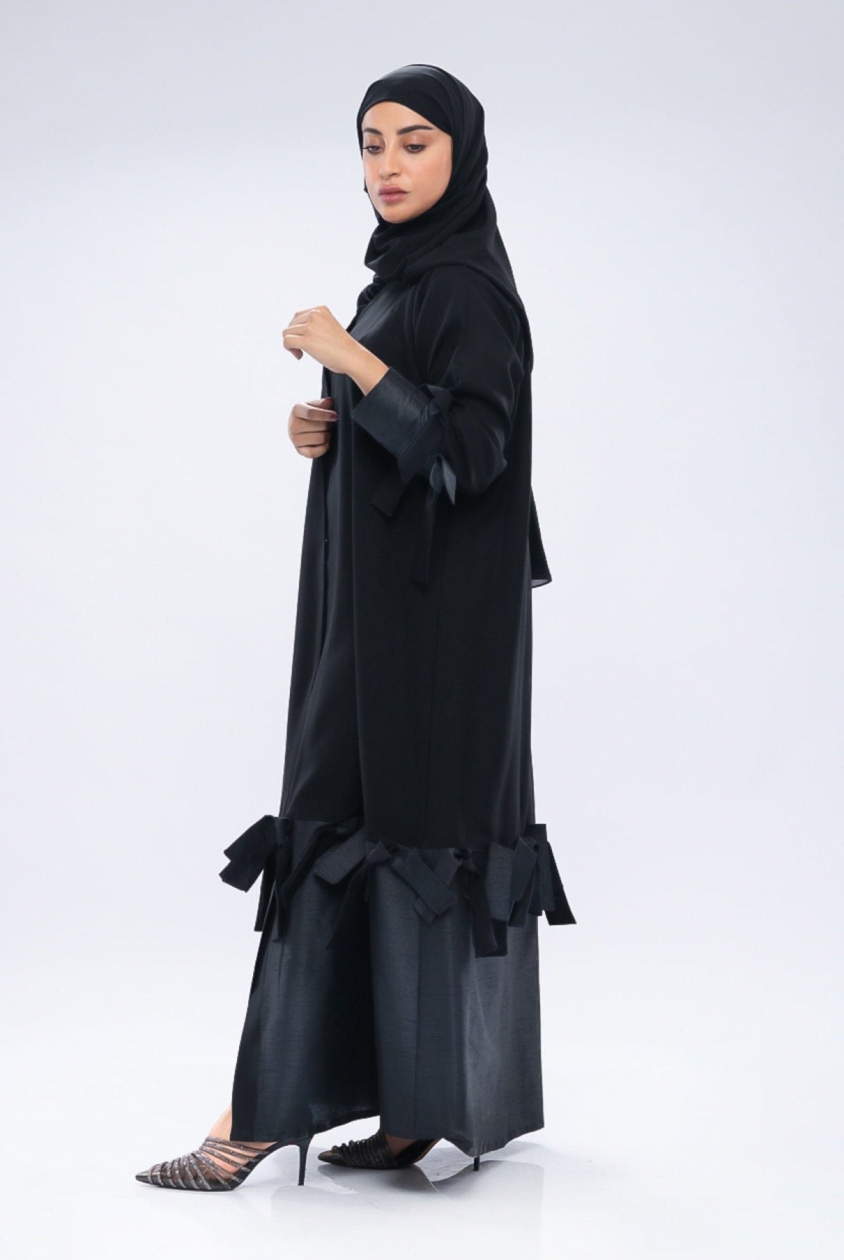 جوهرة عباية كريب كلاسيك مزخرفه بتدخيلات شانتون شرائط من الأسفل وعند الأكمام أسود
