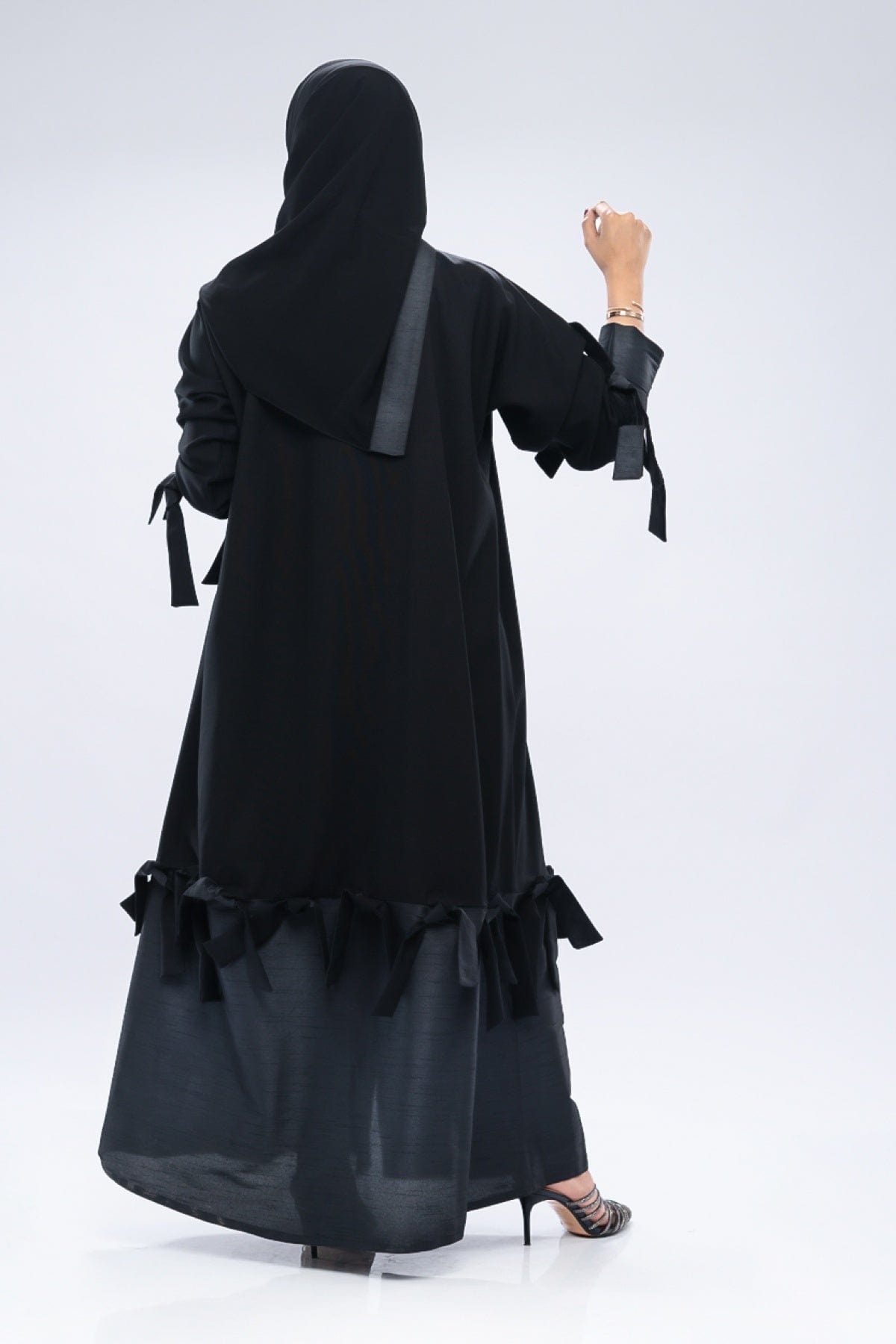 جوهرة عباية كريب كلاسيك مزخرفه بتدخيلات شانتون شرائط من الأسفل وعند الأكمام أسود