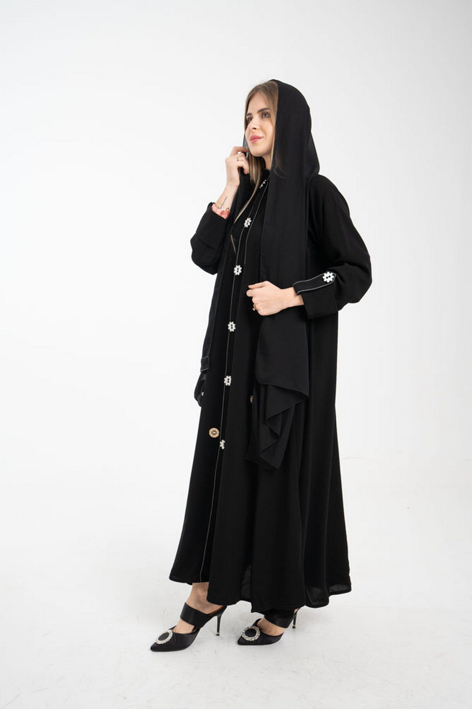 جوهرة عباية سدة بأزرار كبيرة على شكل ورد كم طويل أسود
