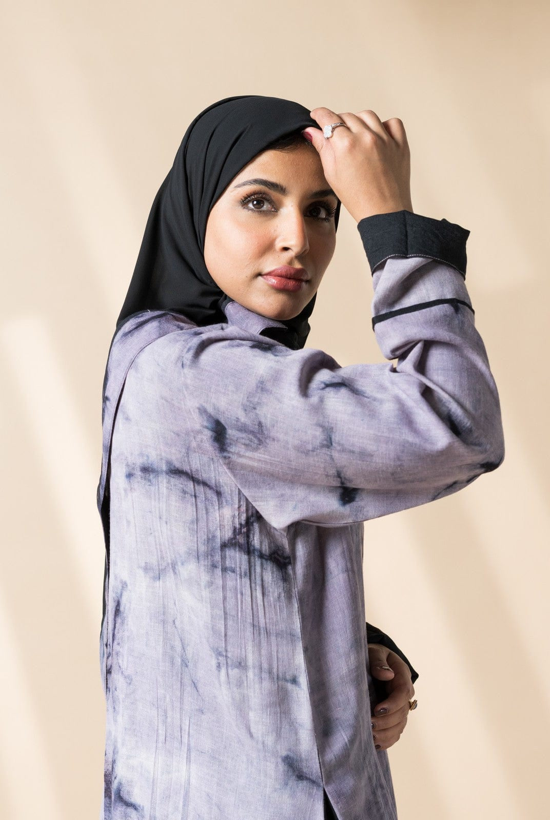 جوهرة عباية مشجره ناعمة وردية بها كسرات من الجانب أرجواني