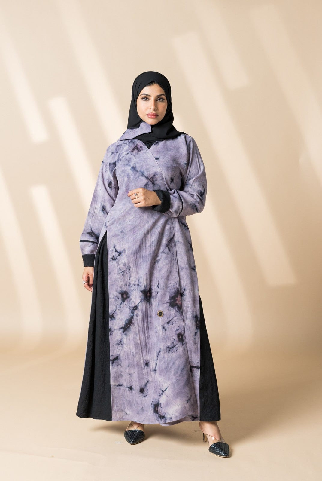 جوهرة عباية مشجره ناعمة وردية بها كسرات من الجانب أرجواني