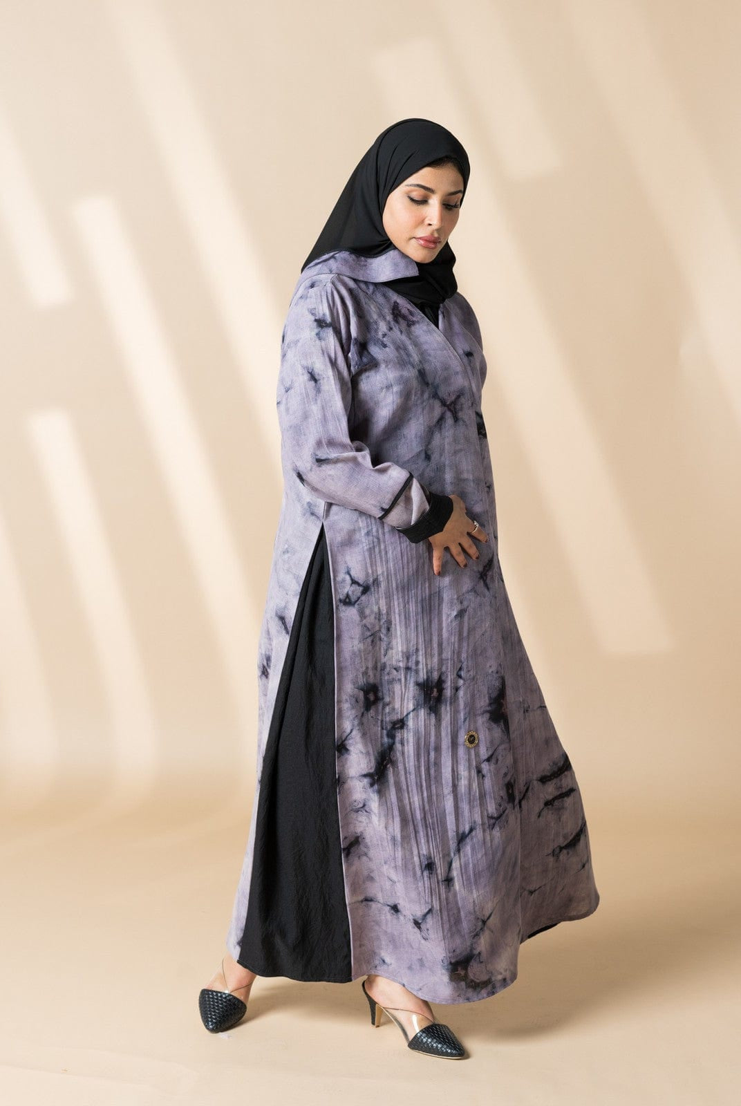 جوهرة عباية مشجره ناعمة وردية بها كسرات من الجانب أرجواني