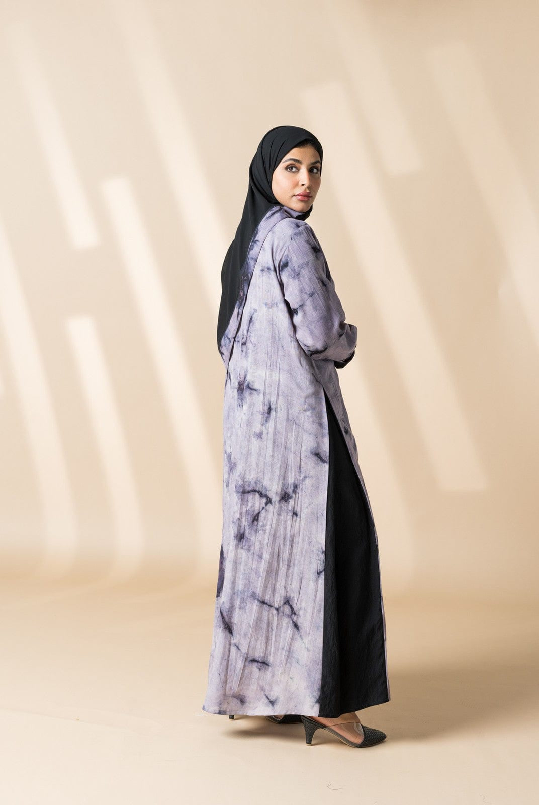 جوهرة عباية مشجره ناعمة وردية بها كسرات من الجانب أرجواني