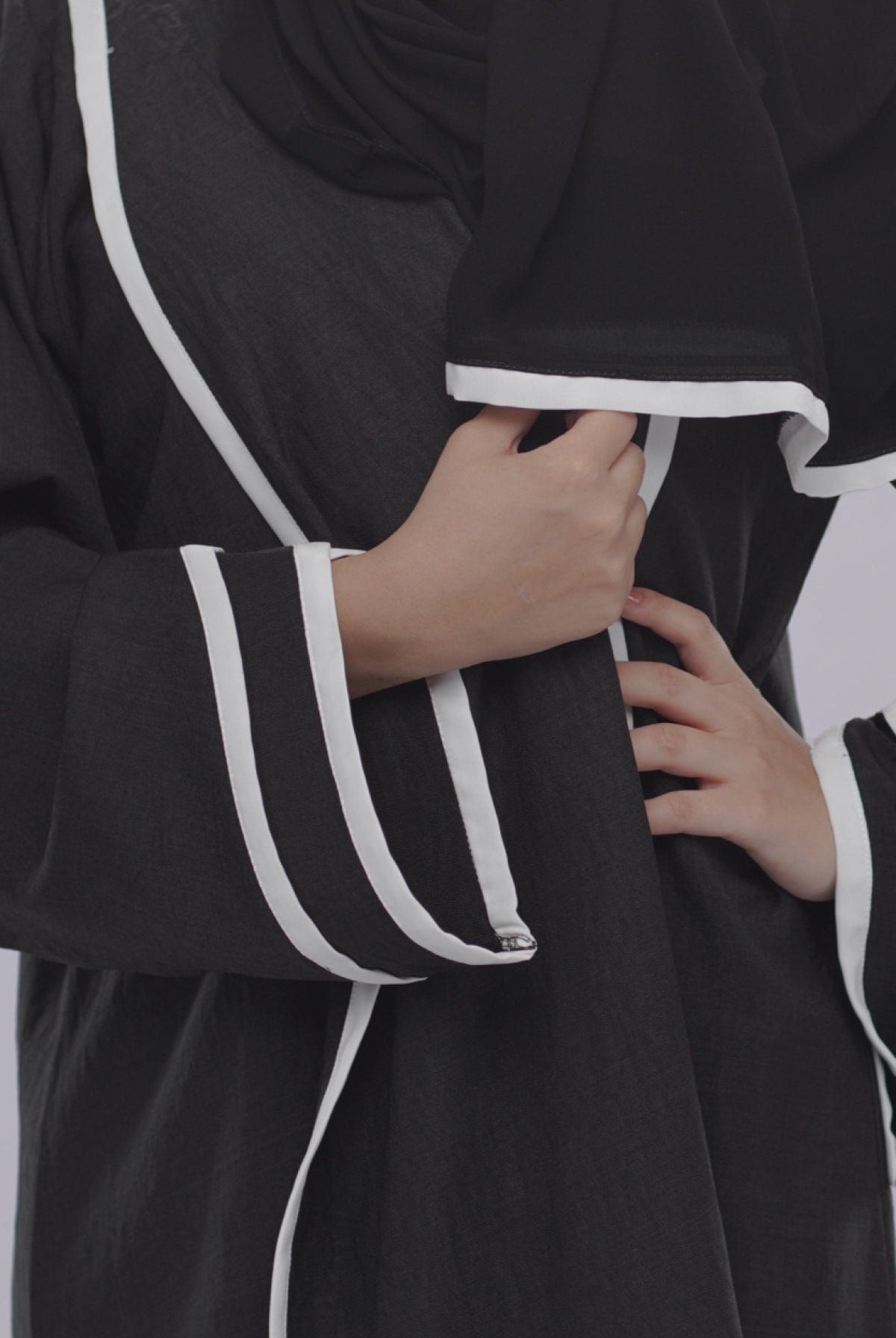 جوهرة عباية لف كم طويل أسود