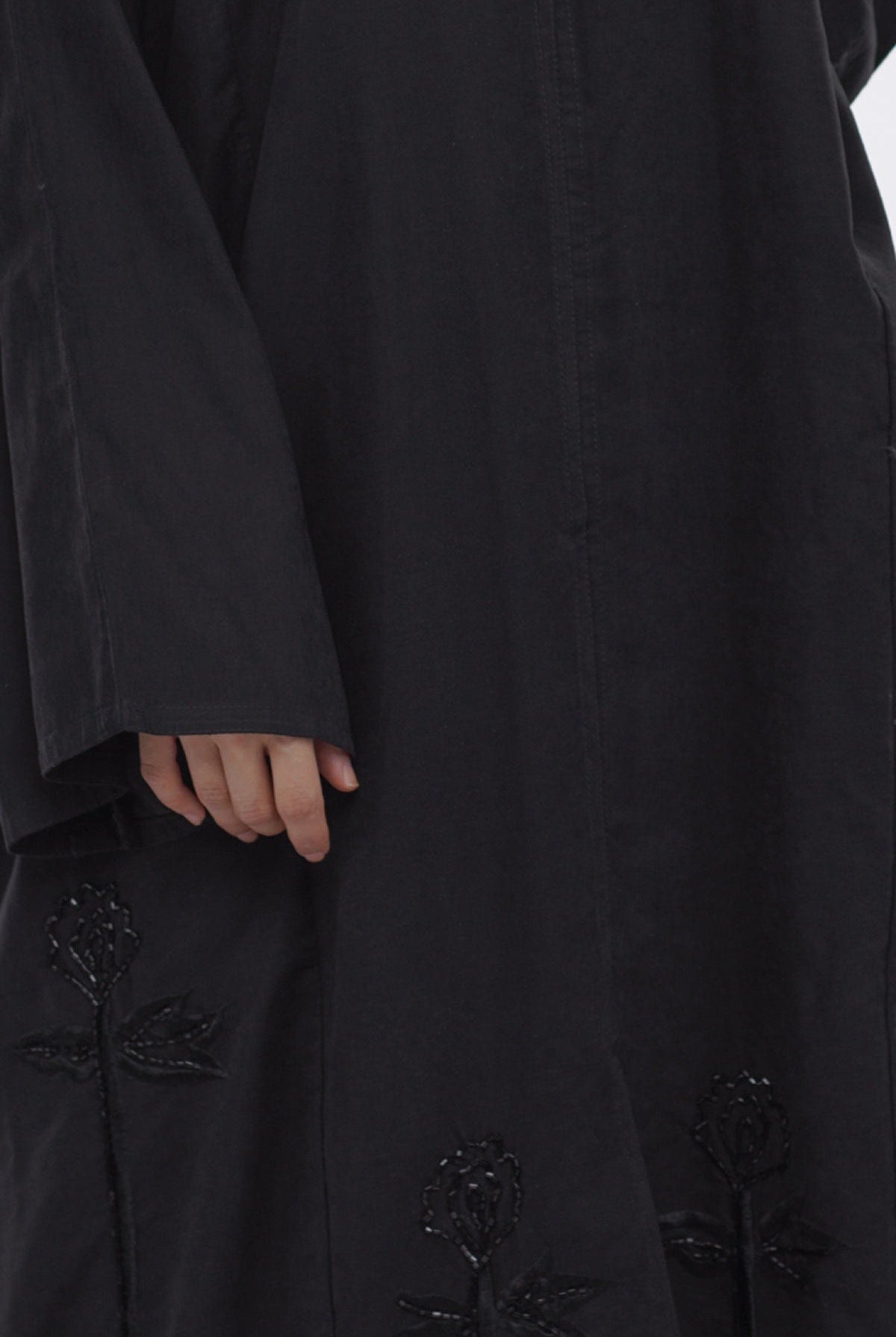 جوهرة عباية كلاسيك من جلد الغزال بشك وتطريز أسود
