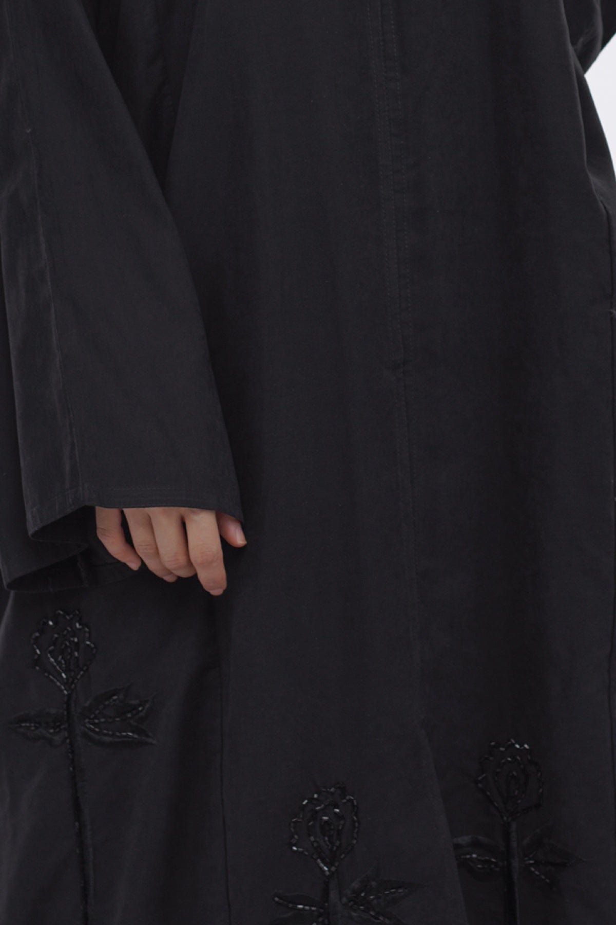 جوهرة عباية كلاسيك من جلد الغزال بشك وتطريز أسود