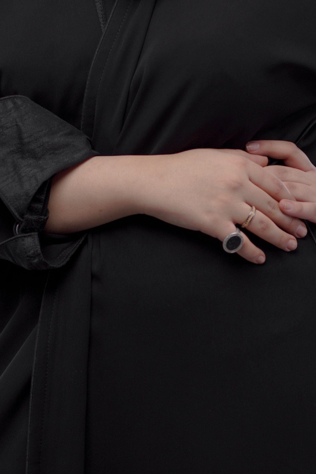 جوهرة عباية قماش ملكي كلاسيك بقيطان لف أسود