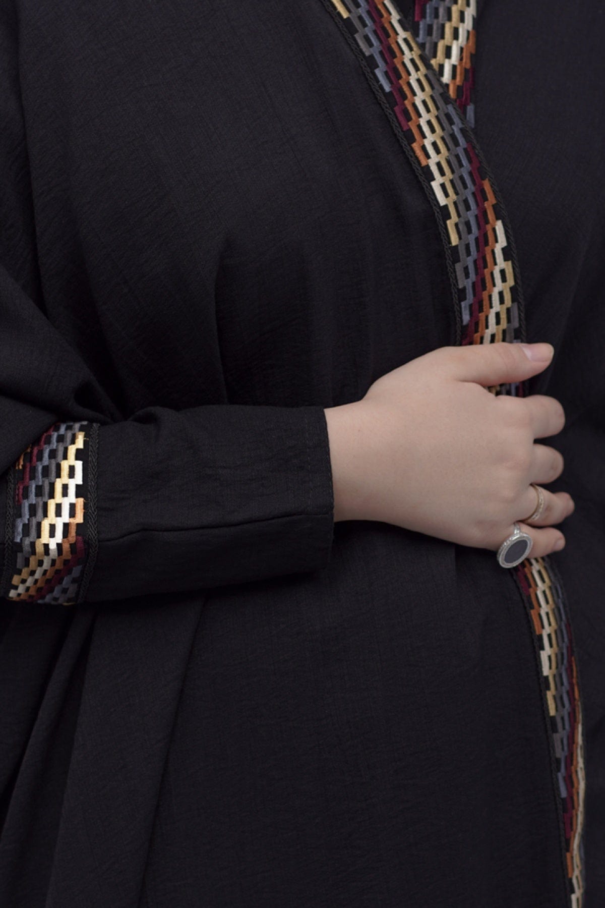 جوهرة عباية أكمام ضيقة كتان موديل بشت بكلفة ملونة أسود