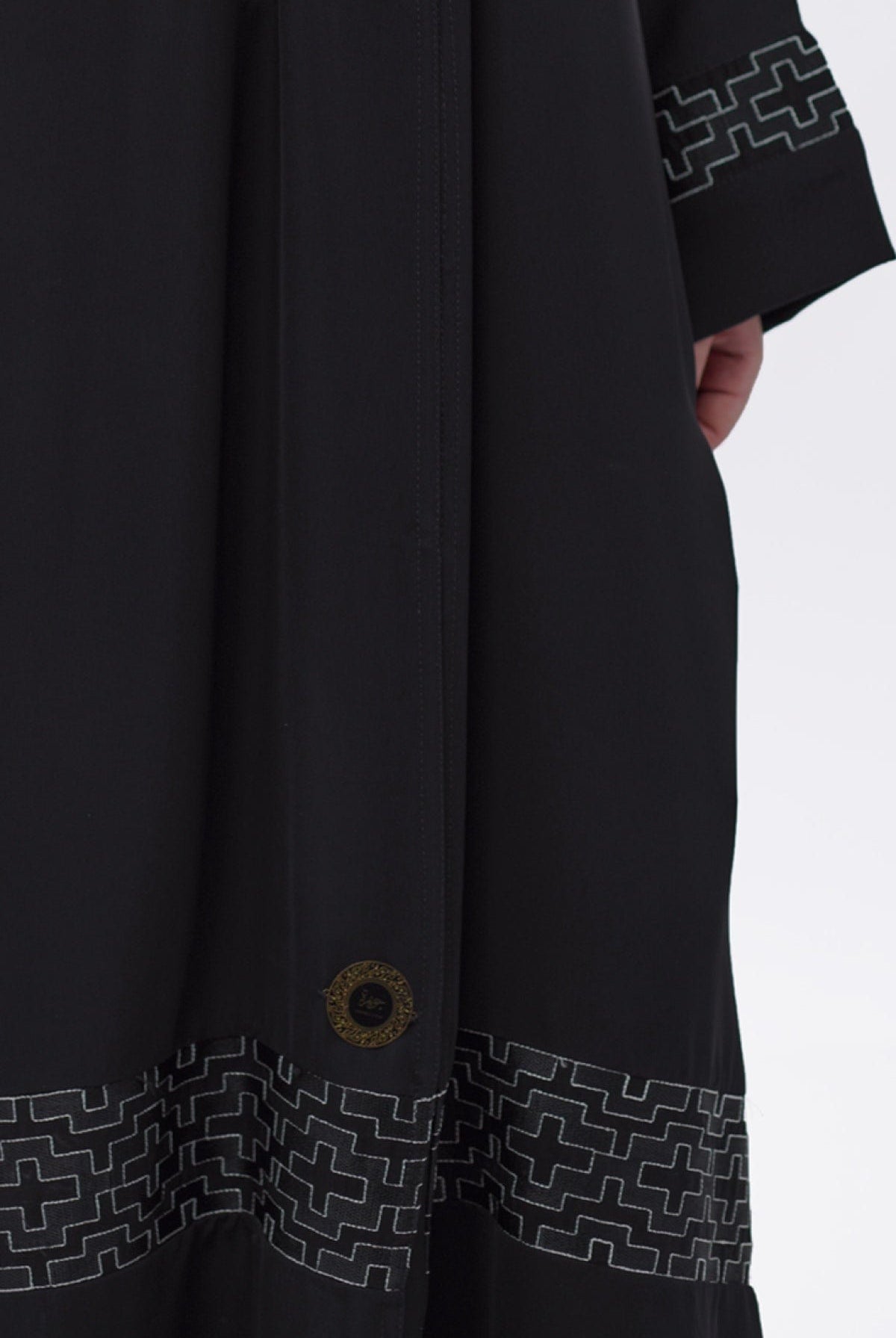 جوهرة عباية كلاسيك بكلفة تطريز هندسي بالأبيض أسود