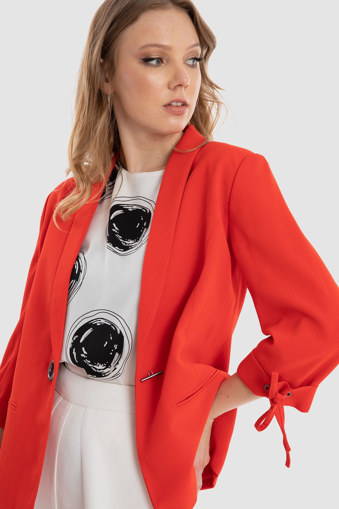 داليدرس جاكيت رسمي سادة كم طويل مزين بفيونكة أحمر