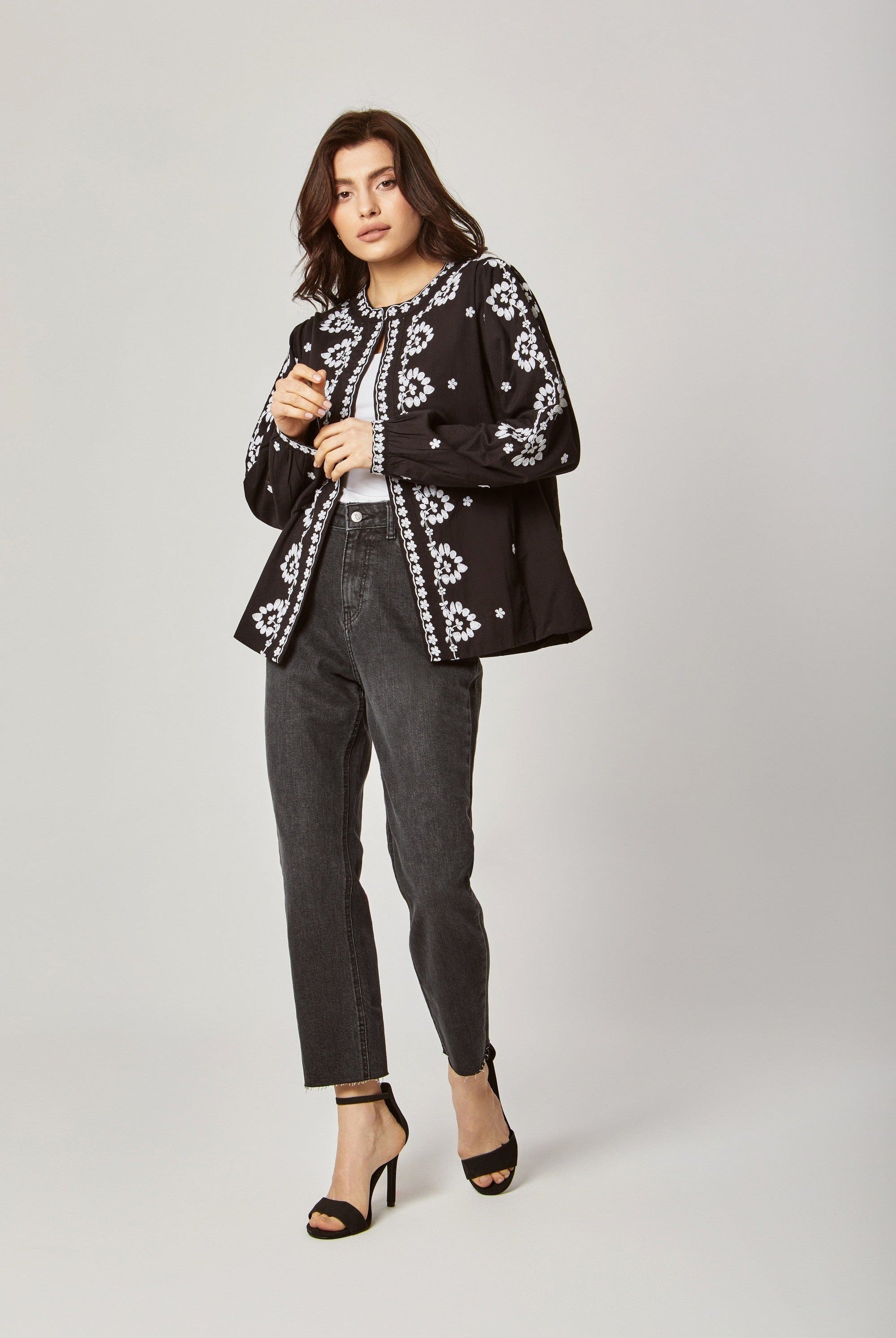 داليدرس جاكيت مطرز بالخيوط كم طويل نسائي أسود