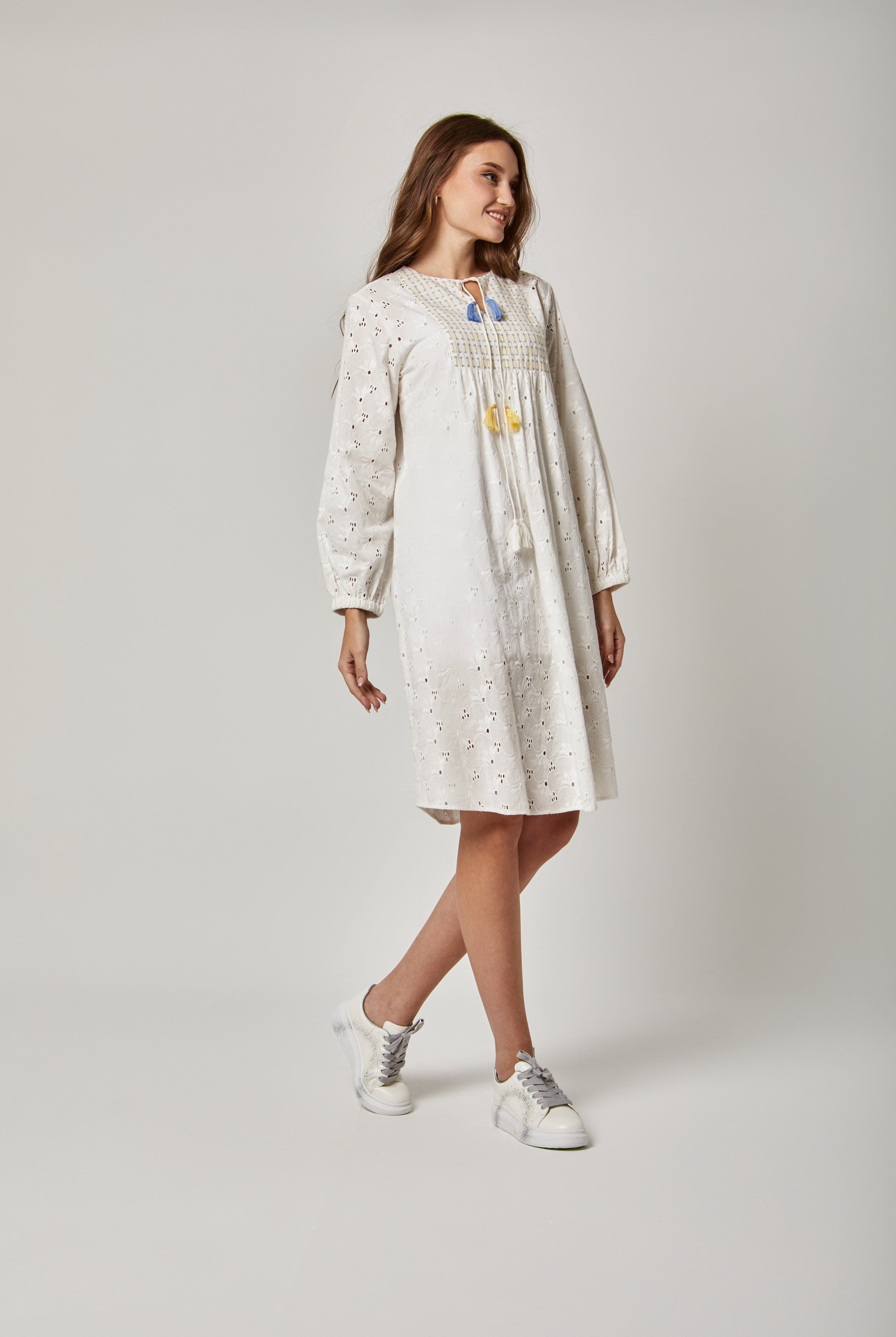 داليدرس فستان قصير مطرز بفتحة صدر صغيرة كم طويل أوف وايت