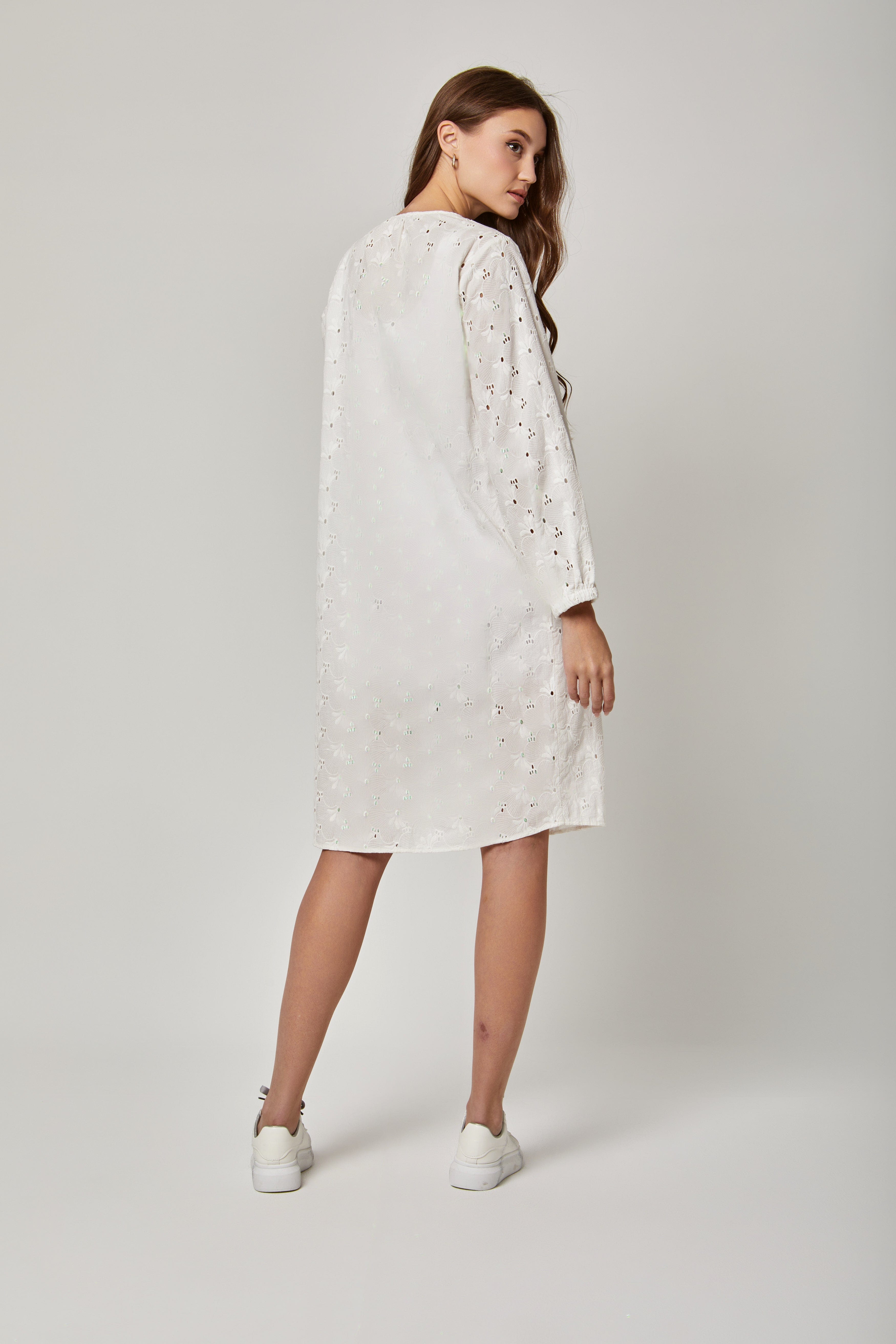 داليدرس فستان قصير مطرز بفتحة صدر صغيرة كم طويل أوف وايت