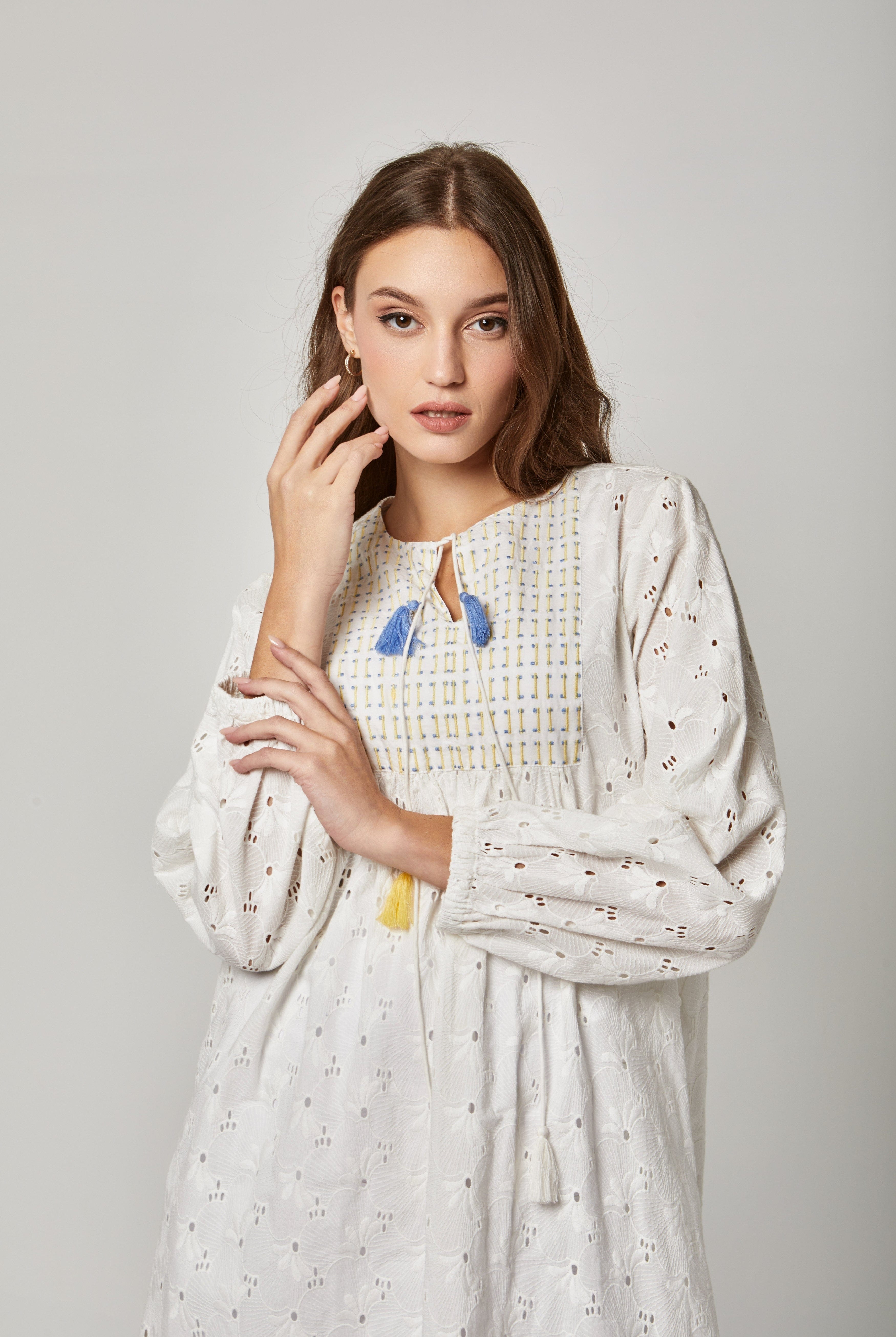 داليدرس فستان قصير مطرز بفتحة صدر صغيرة كم طويل أوف وايت