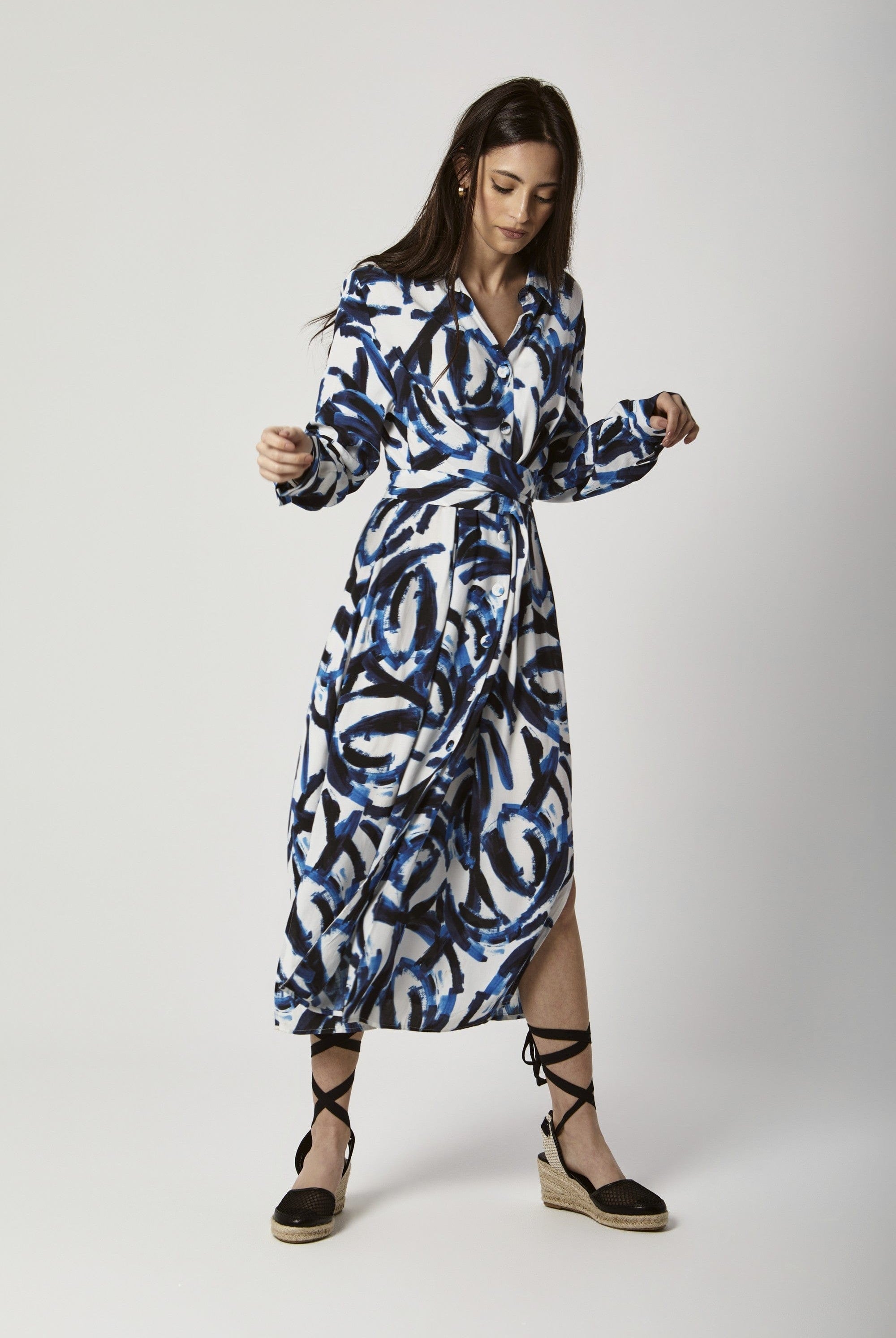 داليدرس فستان ميدي مشجر مفتوح من الجنب بأزرار أمامية كم طويل أزرق داكن