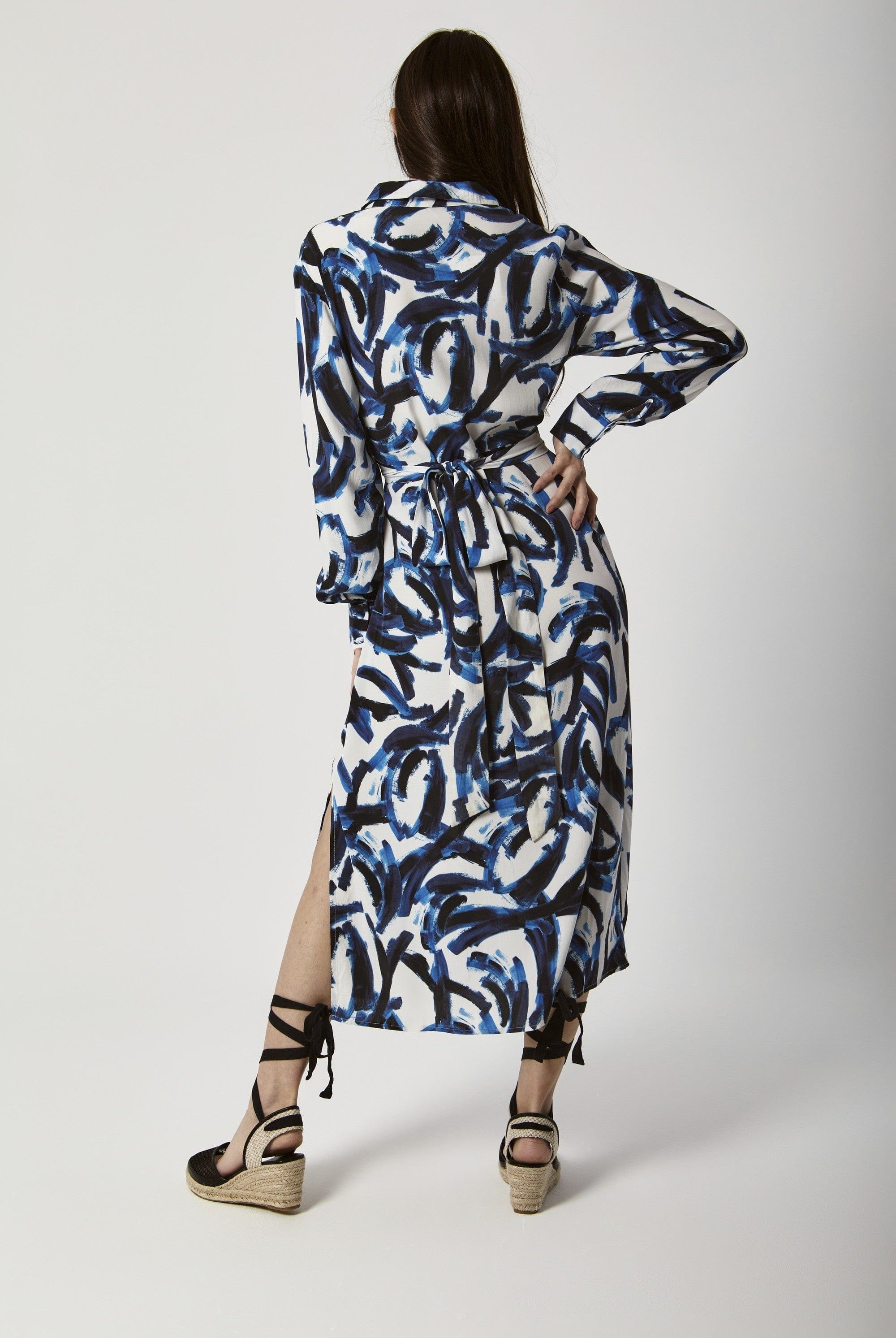 داليدرس فستان ميدي مشجر مفتوح من الجنب بأزرار أمامية كم طويل أزرق داكن