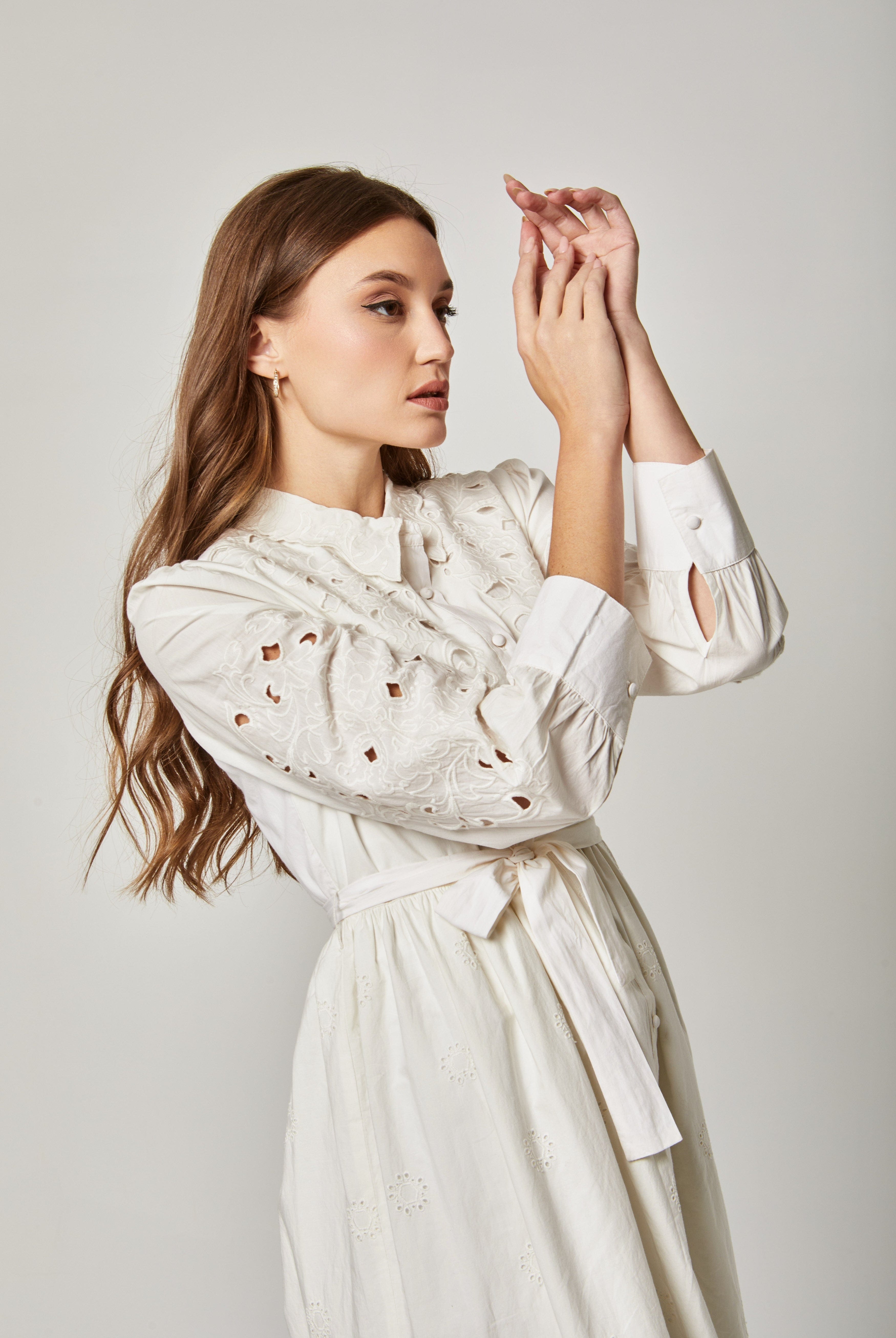 داليدرس فستان قميص ميدي بحزام خصر وياقة طويلة وأزرار أمامية بكم طويل