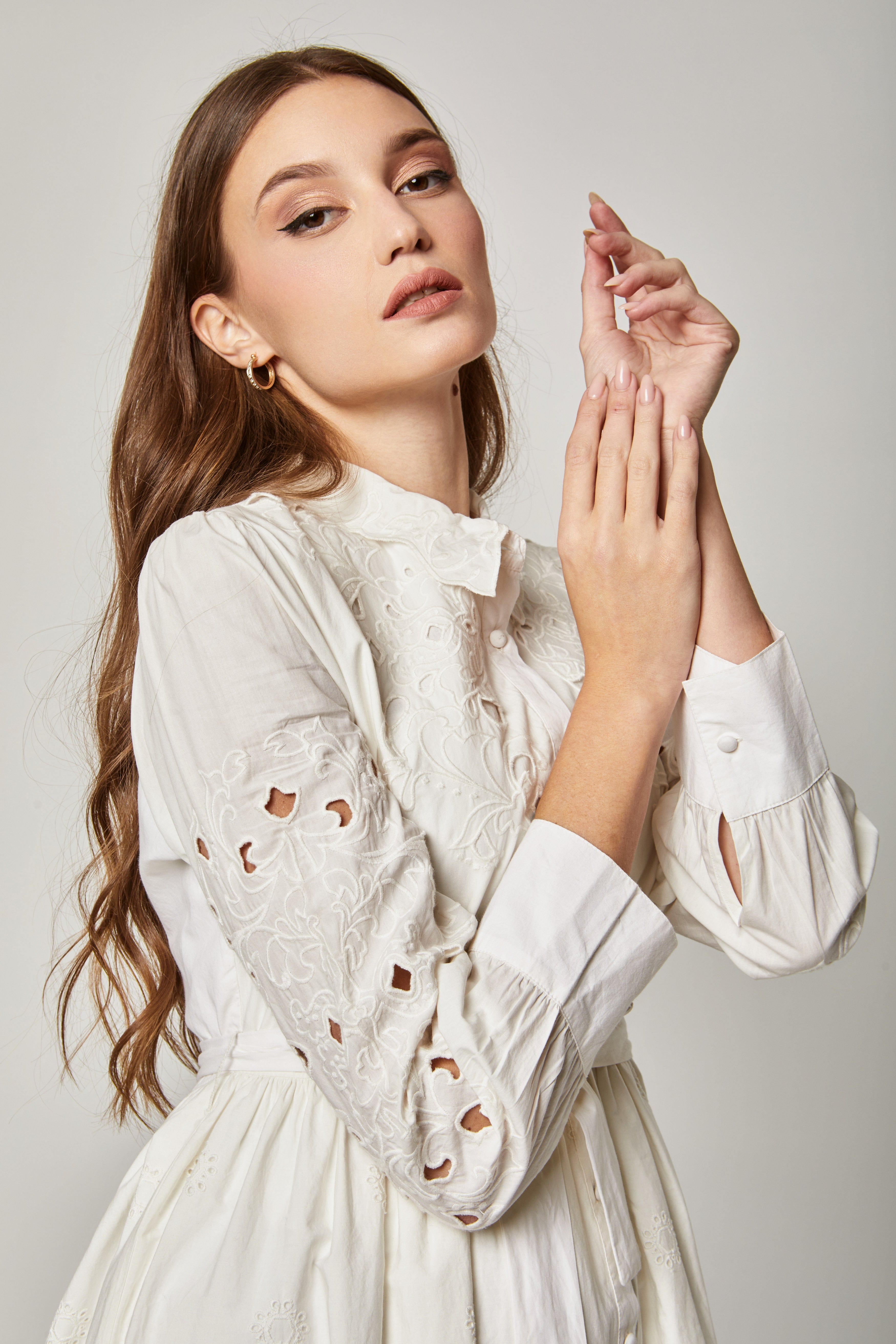 داليدرس فستان قميص ميدي بحزام خصر وياقة طويلة وأزرار أمامية بكم طويل