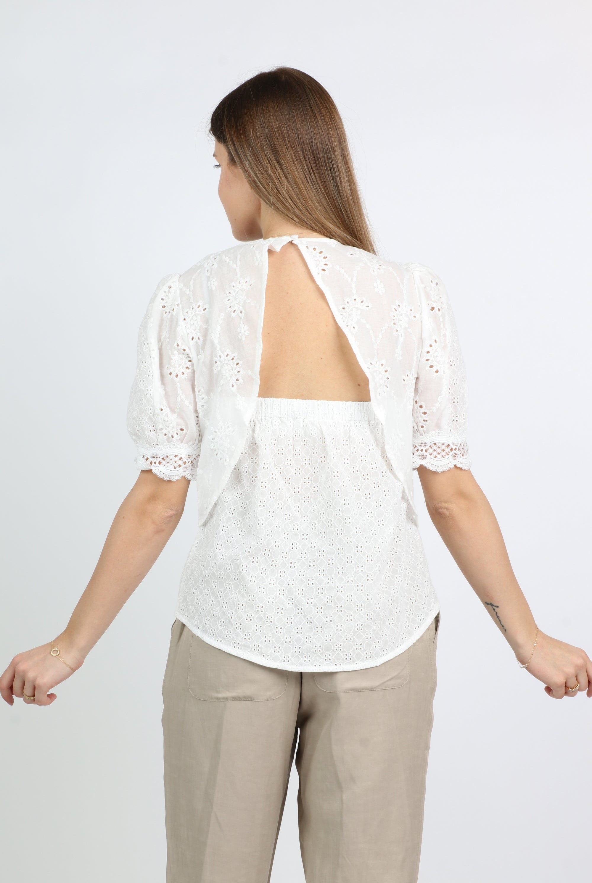 داليدرس بلوزة مخرمة بياقة دائرية أبيض