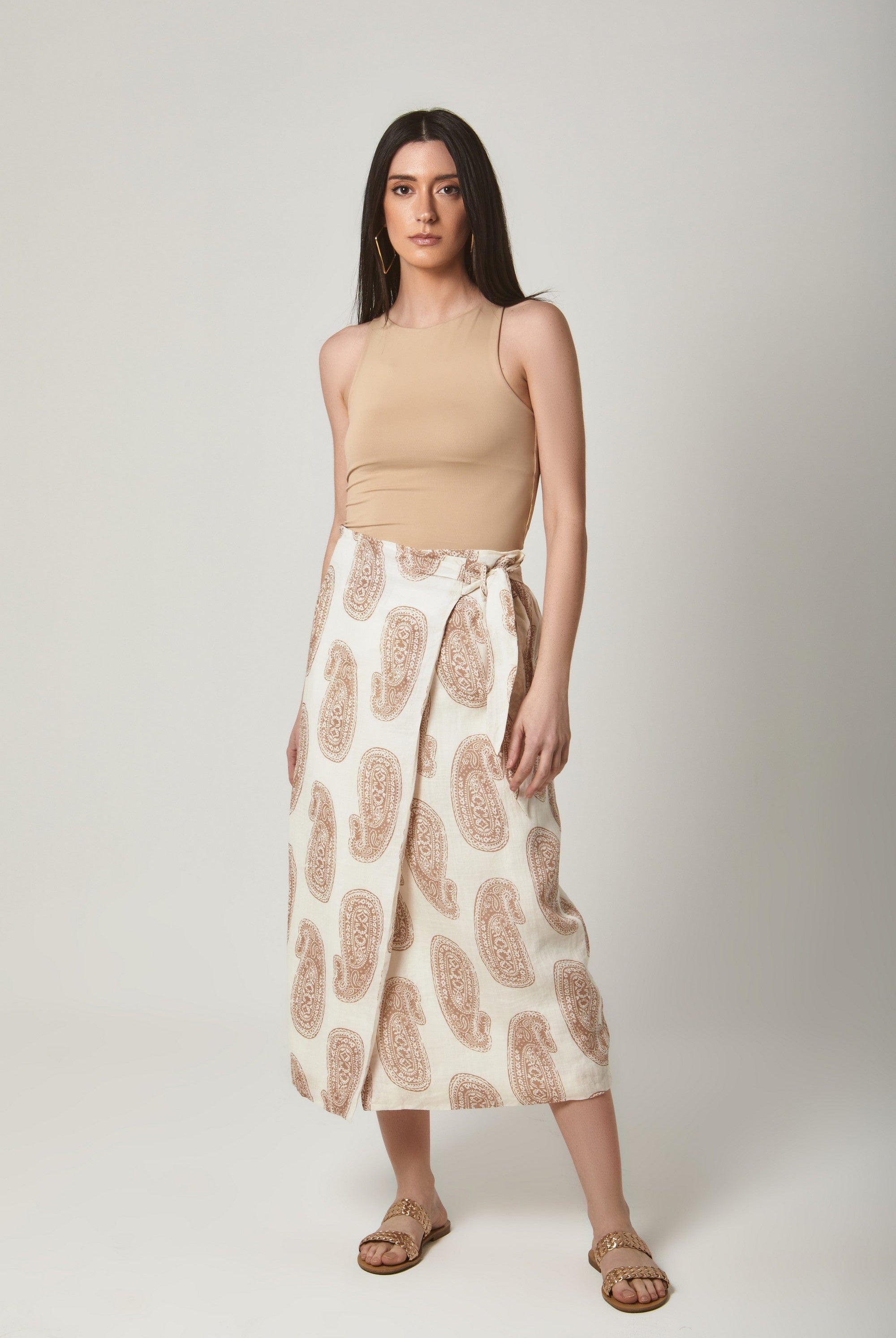 داليدرس تنورة ميدي لف مفتوحة من الامام منقوشة طبعة بيزلي