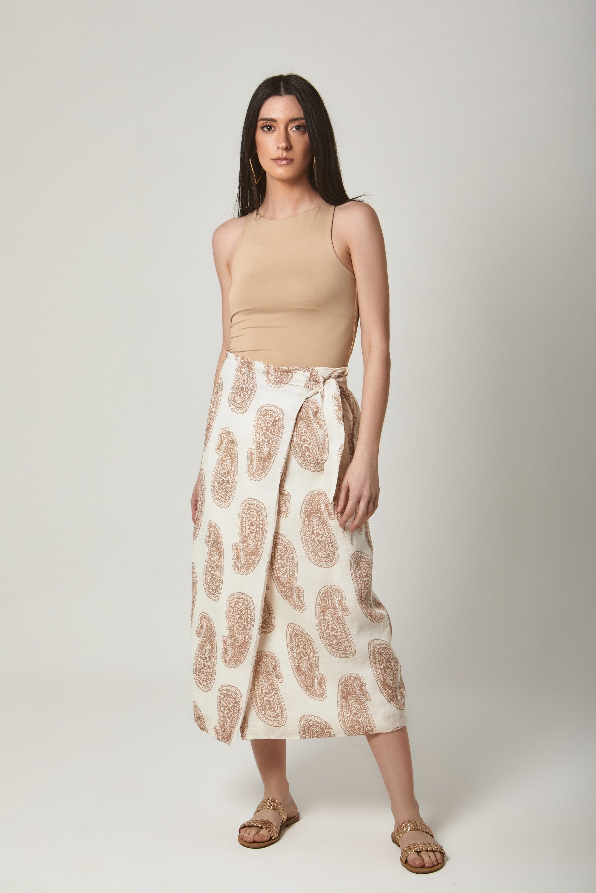 داليدرس تنورة ميدي لف مفتوحة من الامام منقوشة طبعة بيزلي