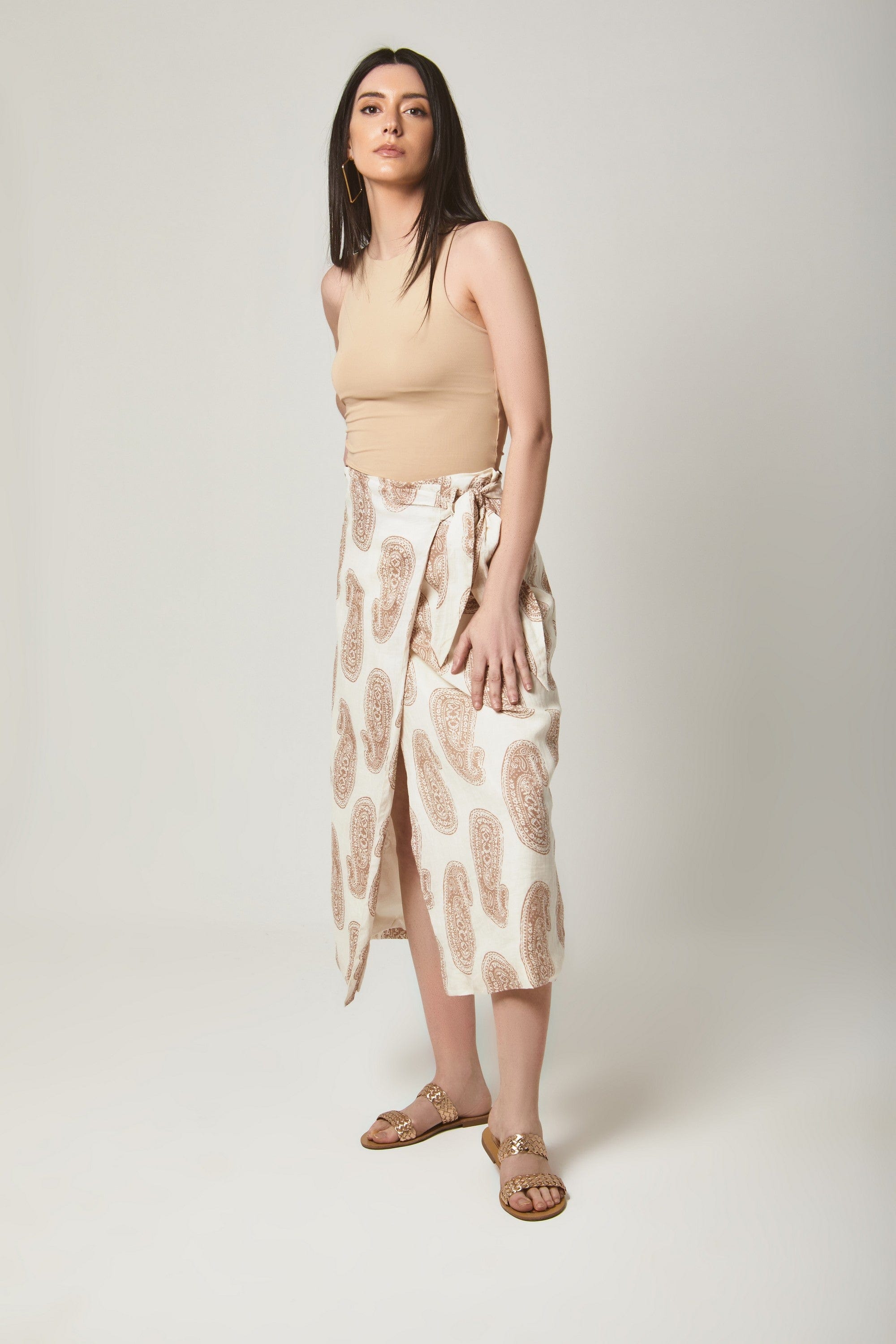 داليدرس تنورة ميدي لف مفتوحة من الامام منقوشة طبعة بيزلي