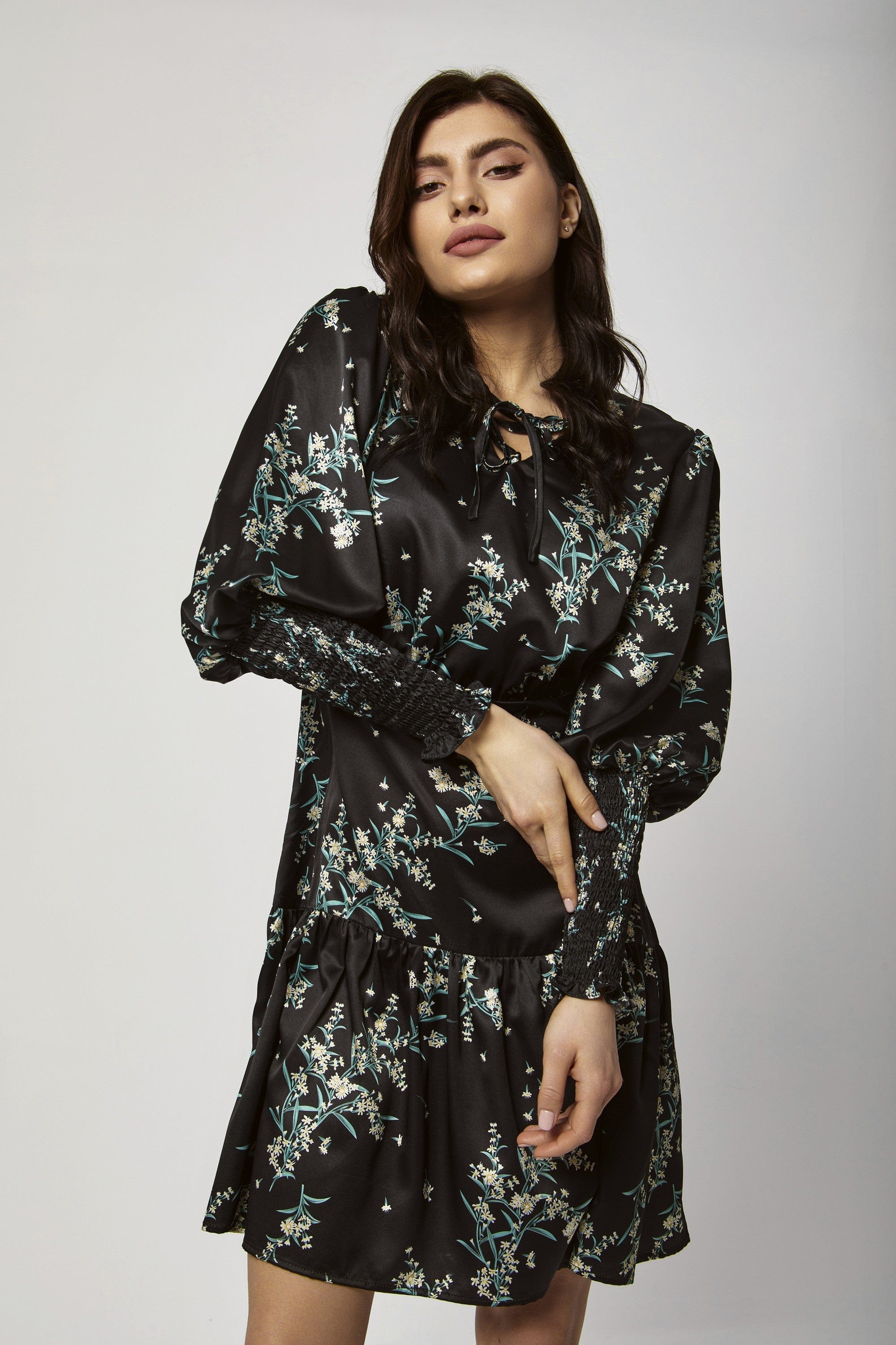 داليدرس فستان ميدي مخطط بالطول بربطة عنق بدون أكمام نسائي أسود