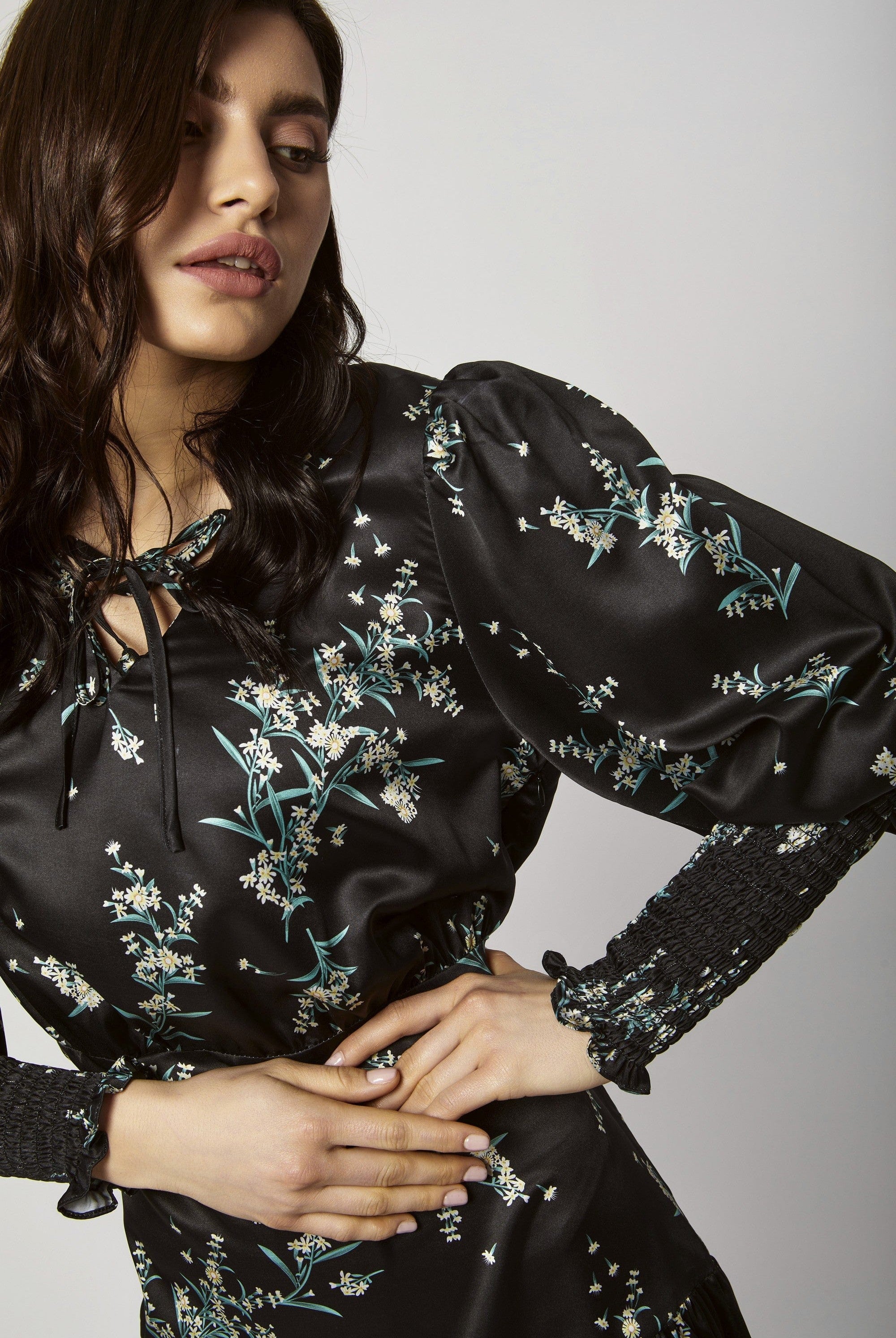 داليدرس فستان ميدي مخطط بالطول بربطة عنق بدون أكمام نسائي أسود