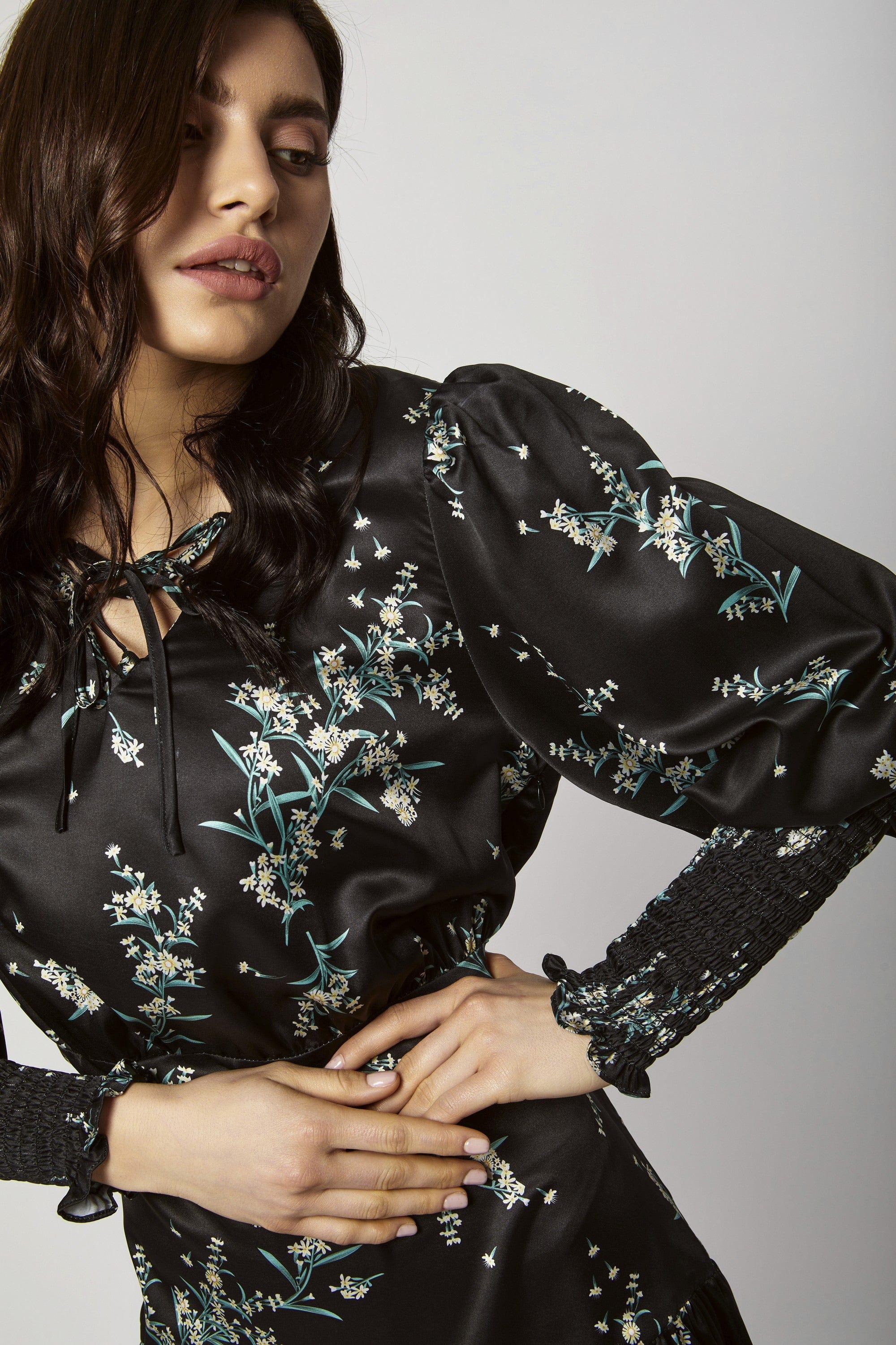 داليدرس فستان ميدي مخطط بالطول بربطة عنق بدون أكمام نسائي أسود