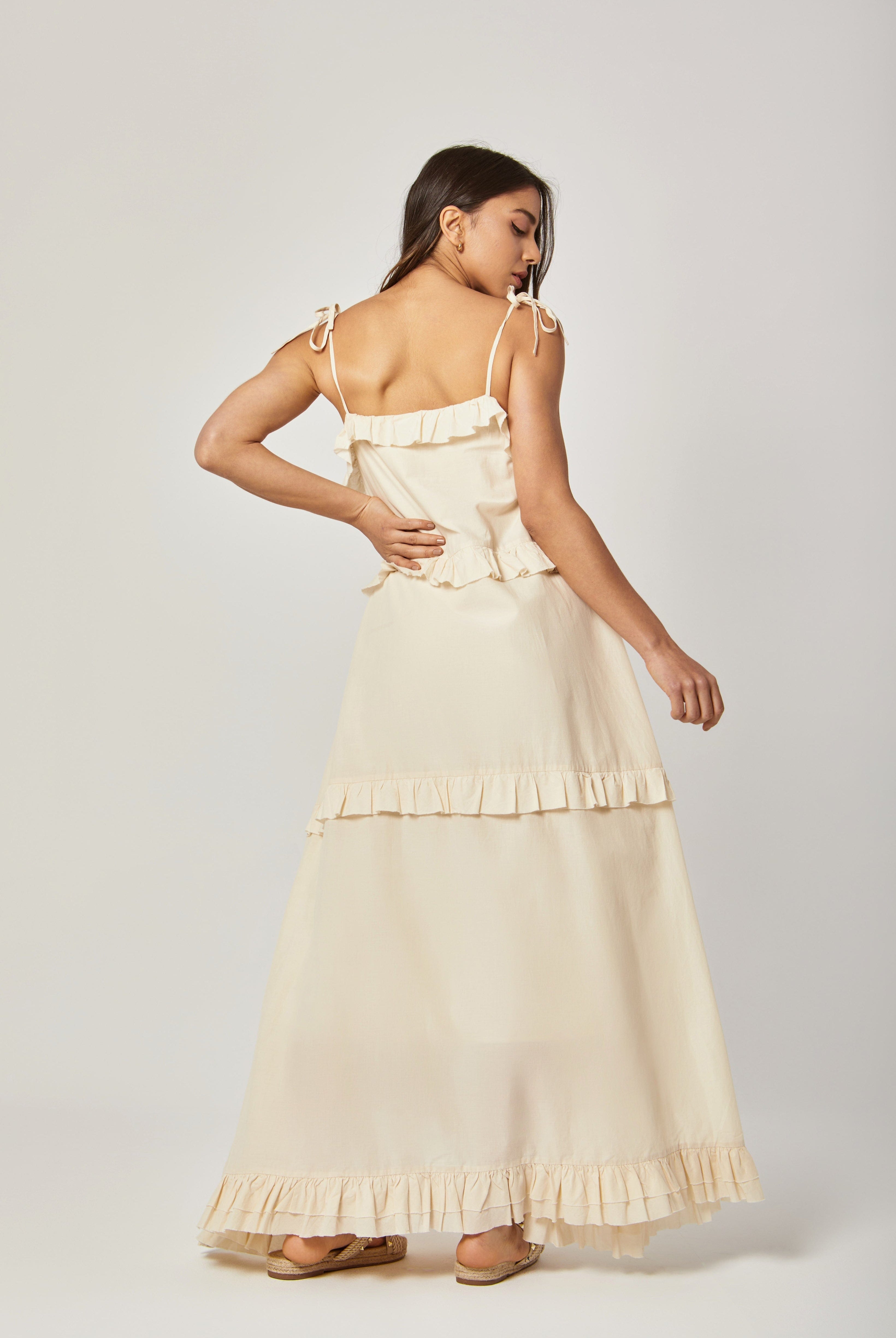 داليدرس فستان طويل حمالات سادة مزين بكشكش رمادي